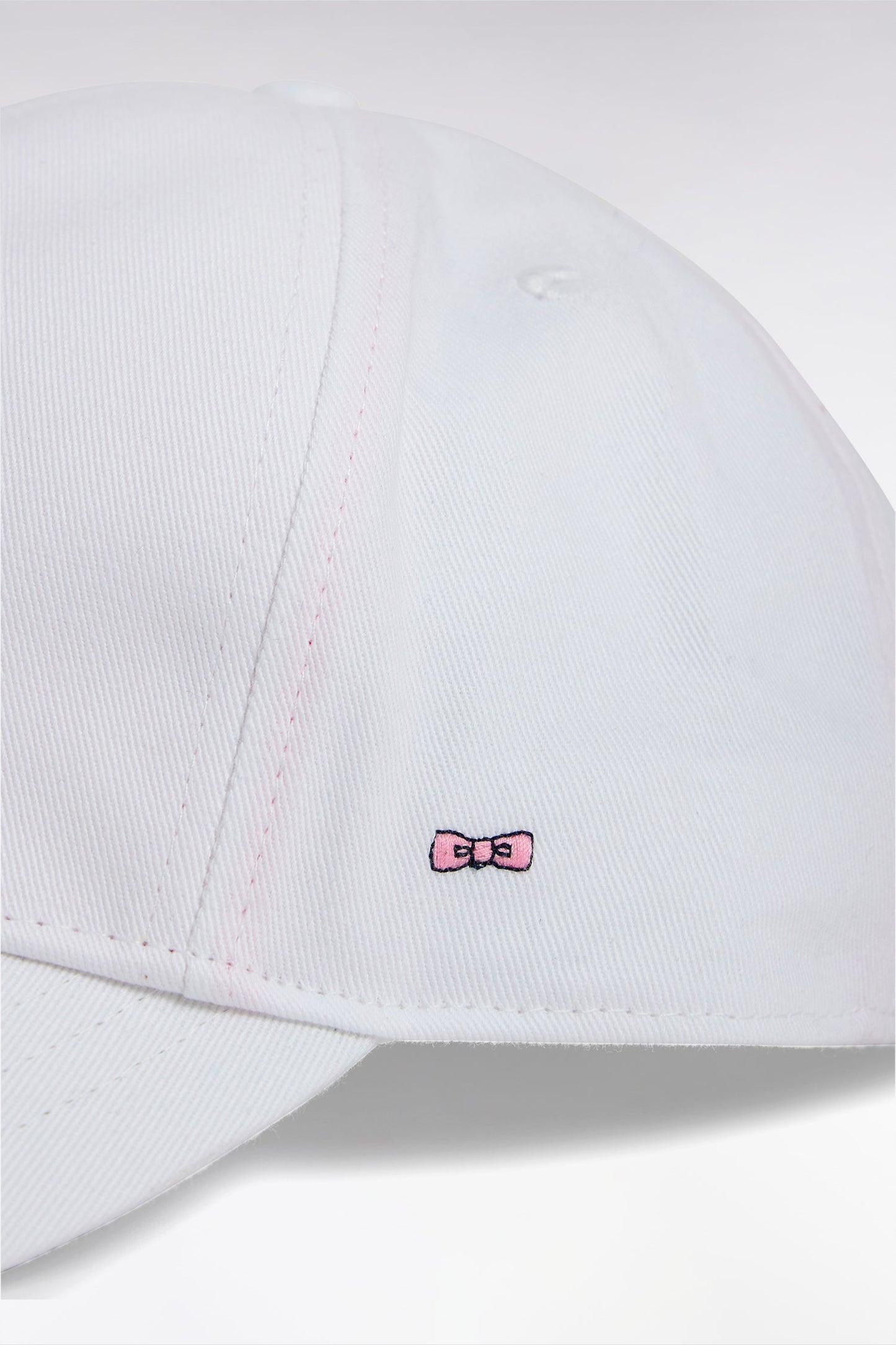 Casquette unie en twill de coton blanc broderie nœud papillon