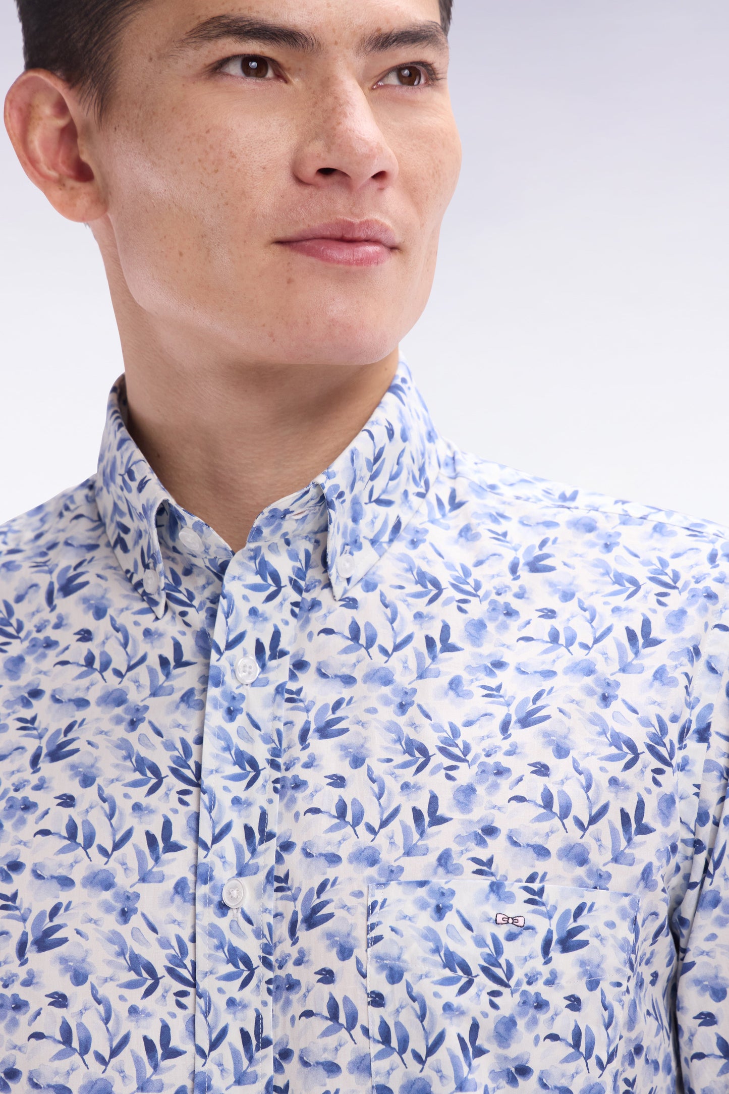 Chemise à manches courtes en popeline de coton bleue imprimé végétal coupe droite