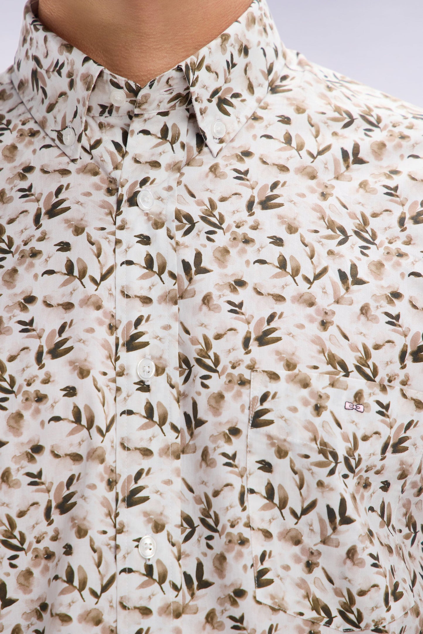 Chemise en popeline de coton beige microimprimé végétal coupe droite