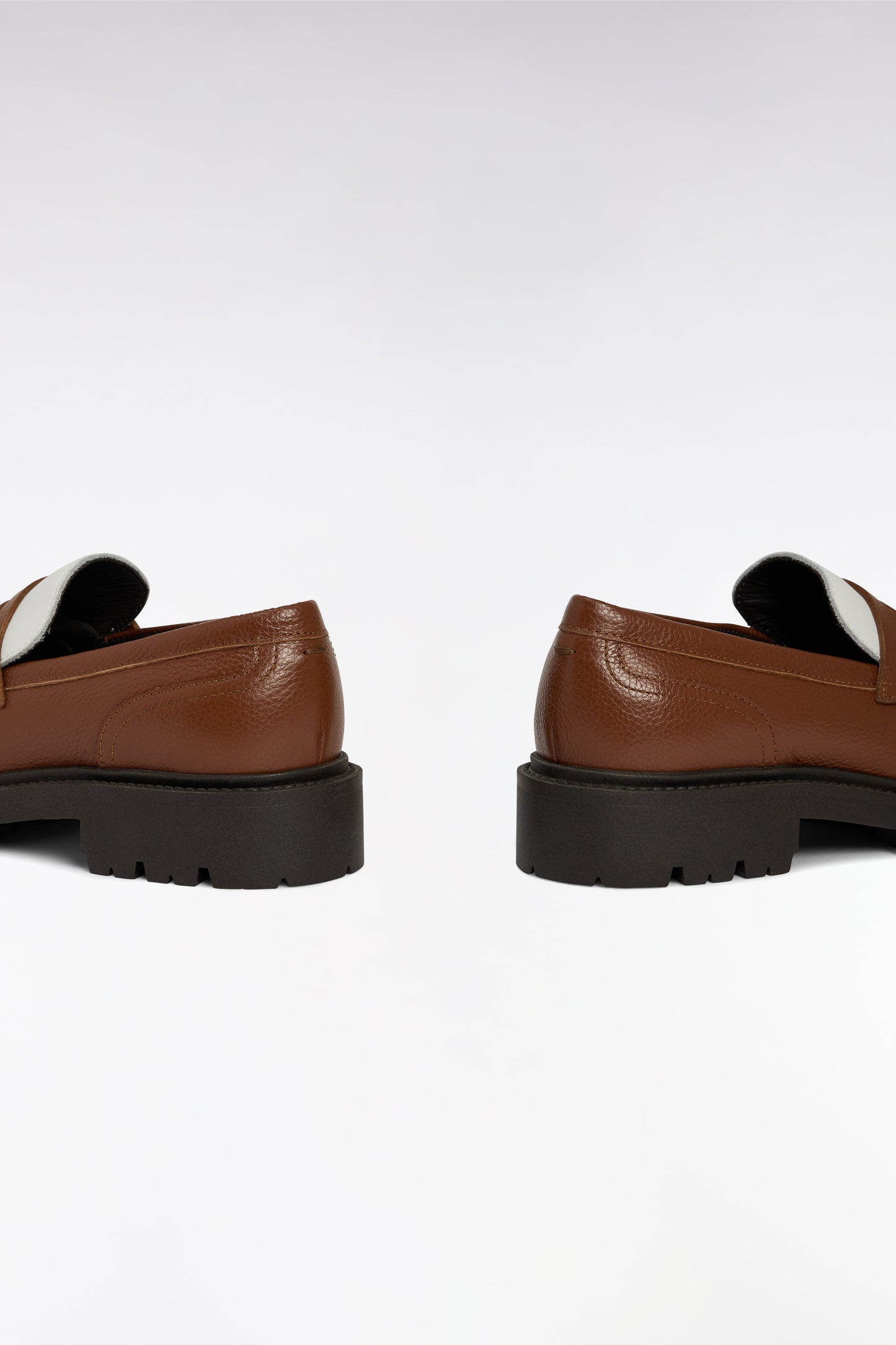 Mocassins bicolores en cuir marron et blancs