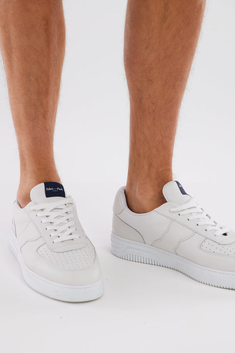 Sneakers en cuir perforé blanches - Image 2