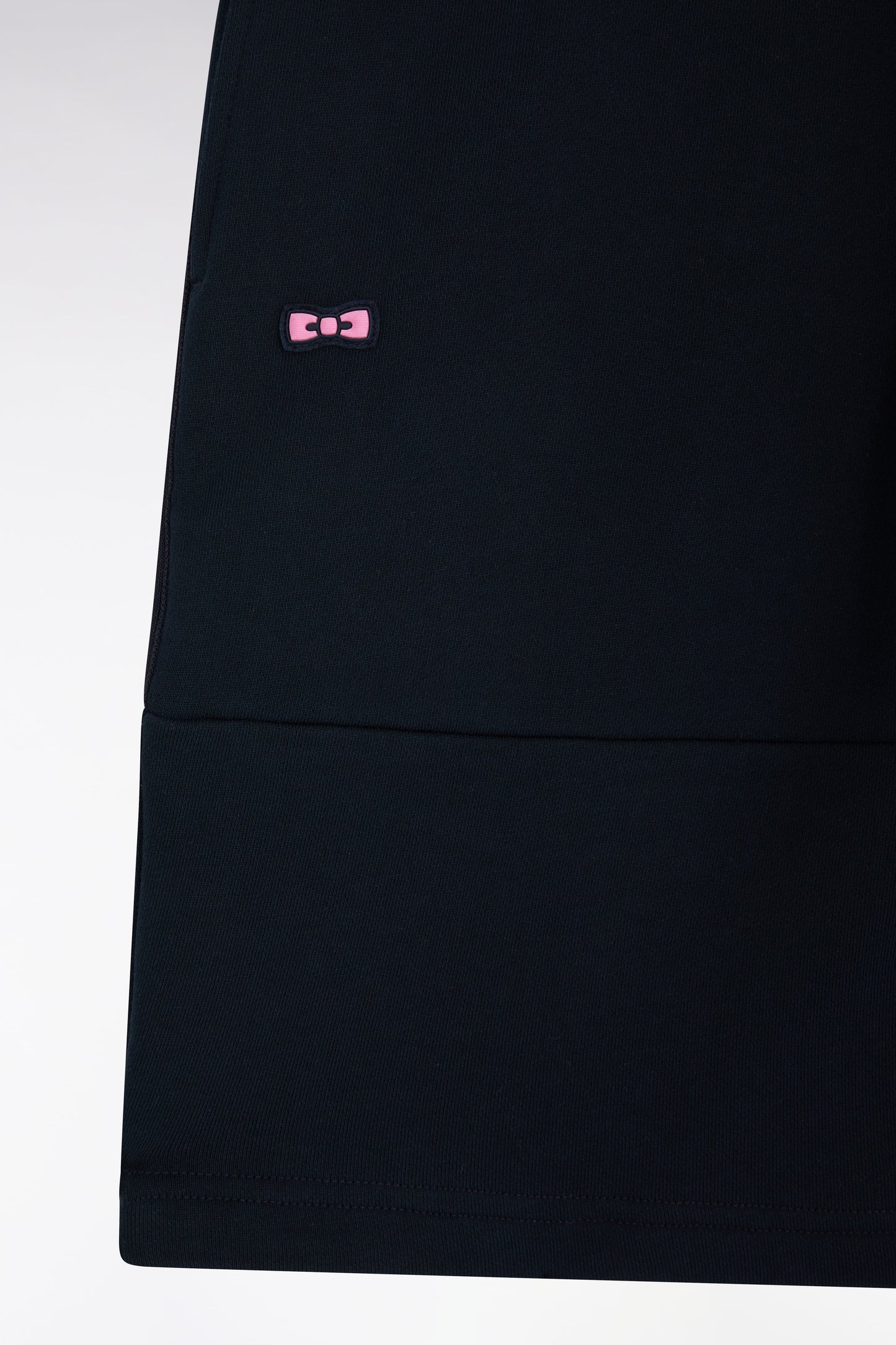 Short en molleton coton marine détails roses coupe décontractée