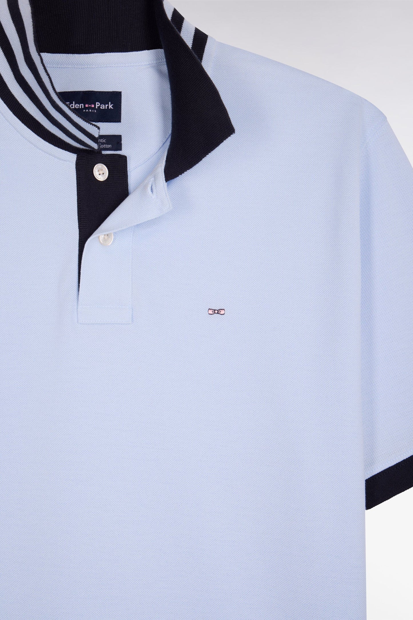 Polo manches courtes en piqué coton ciel dessous de col rayé coupe slim