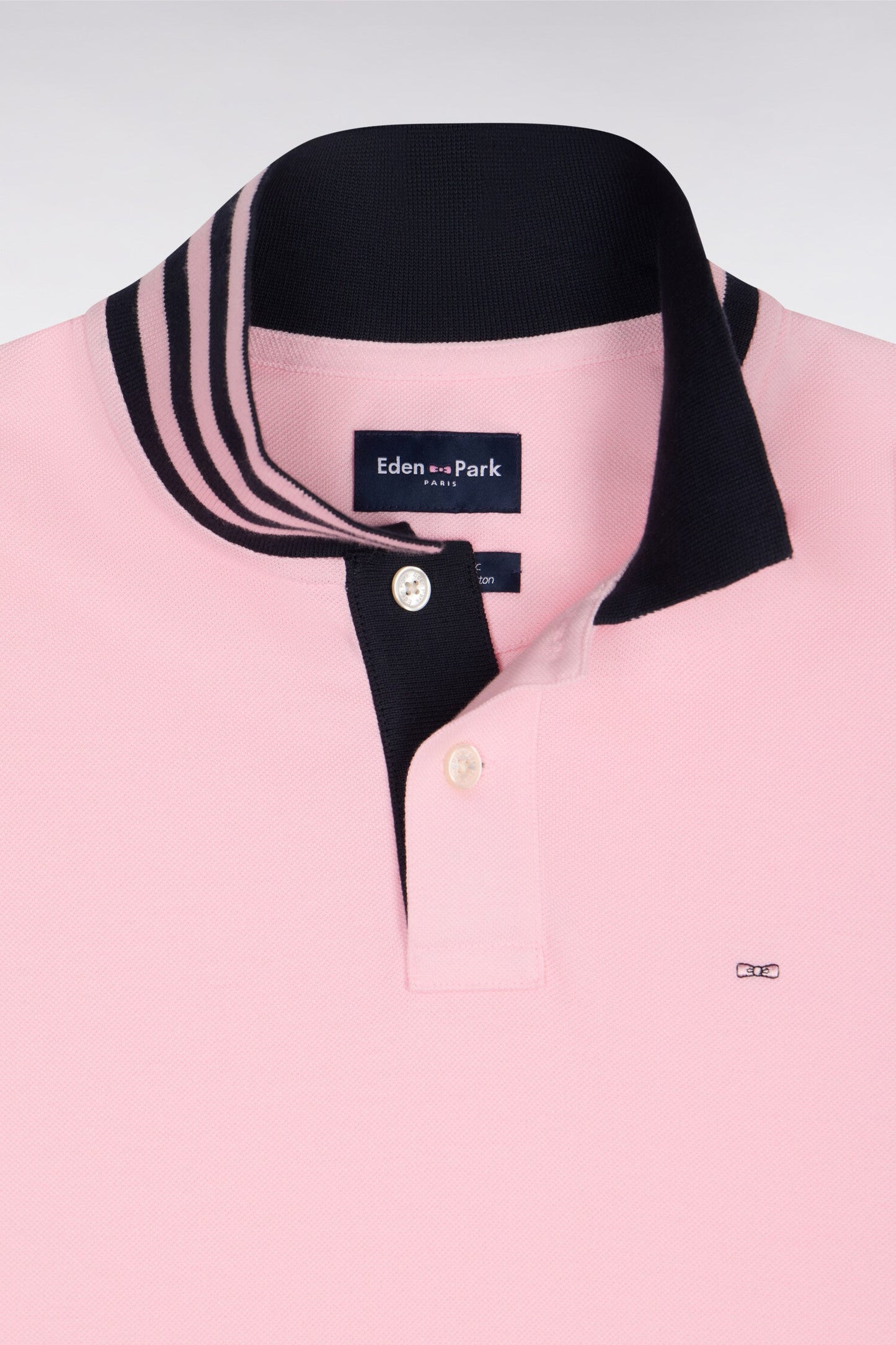 Polo manches courtes en piqué coton rose clair dessous de col rayé coupe slim