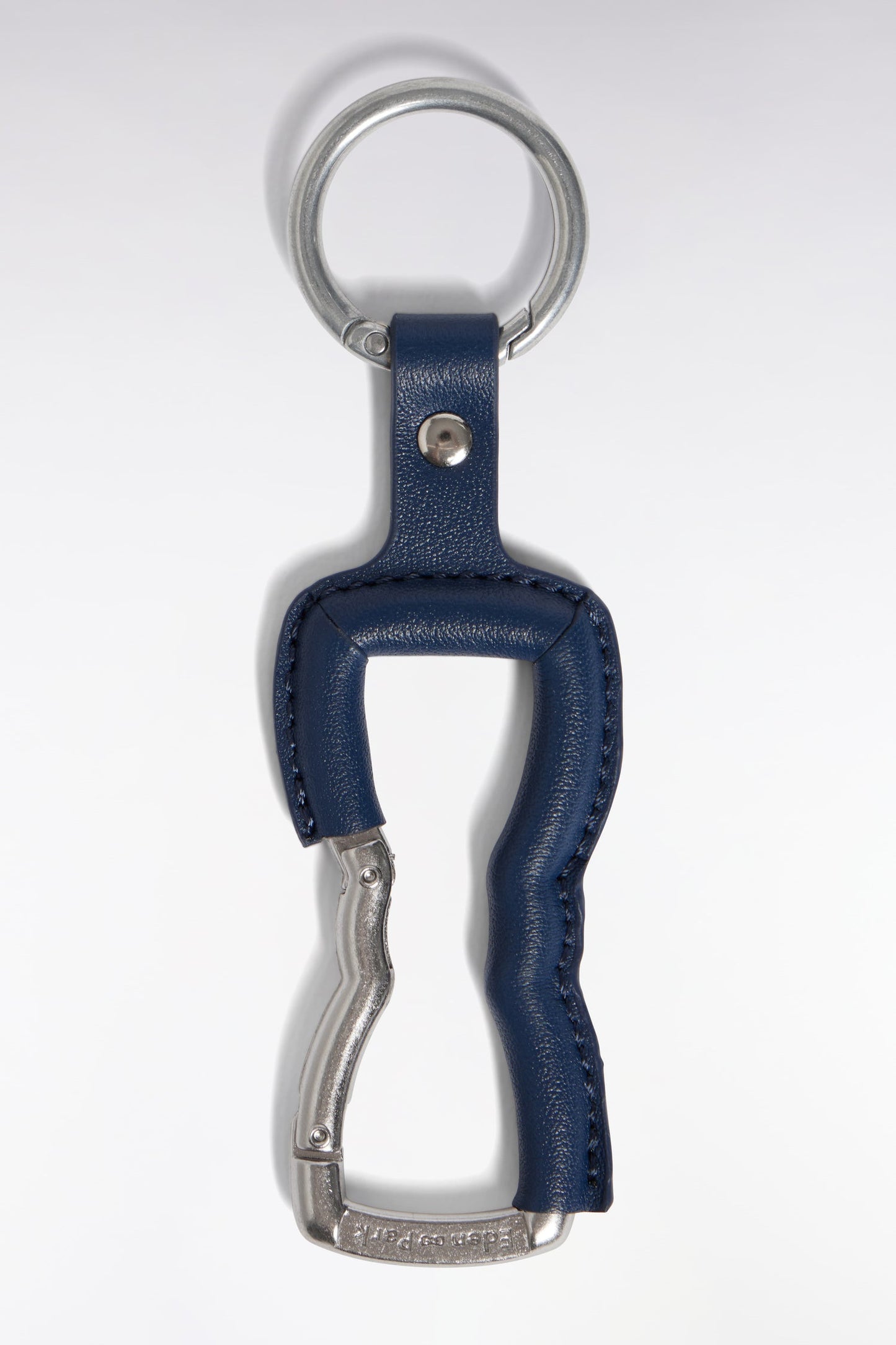 Porte-clé nœud papillon en cuir marine et métal argenté