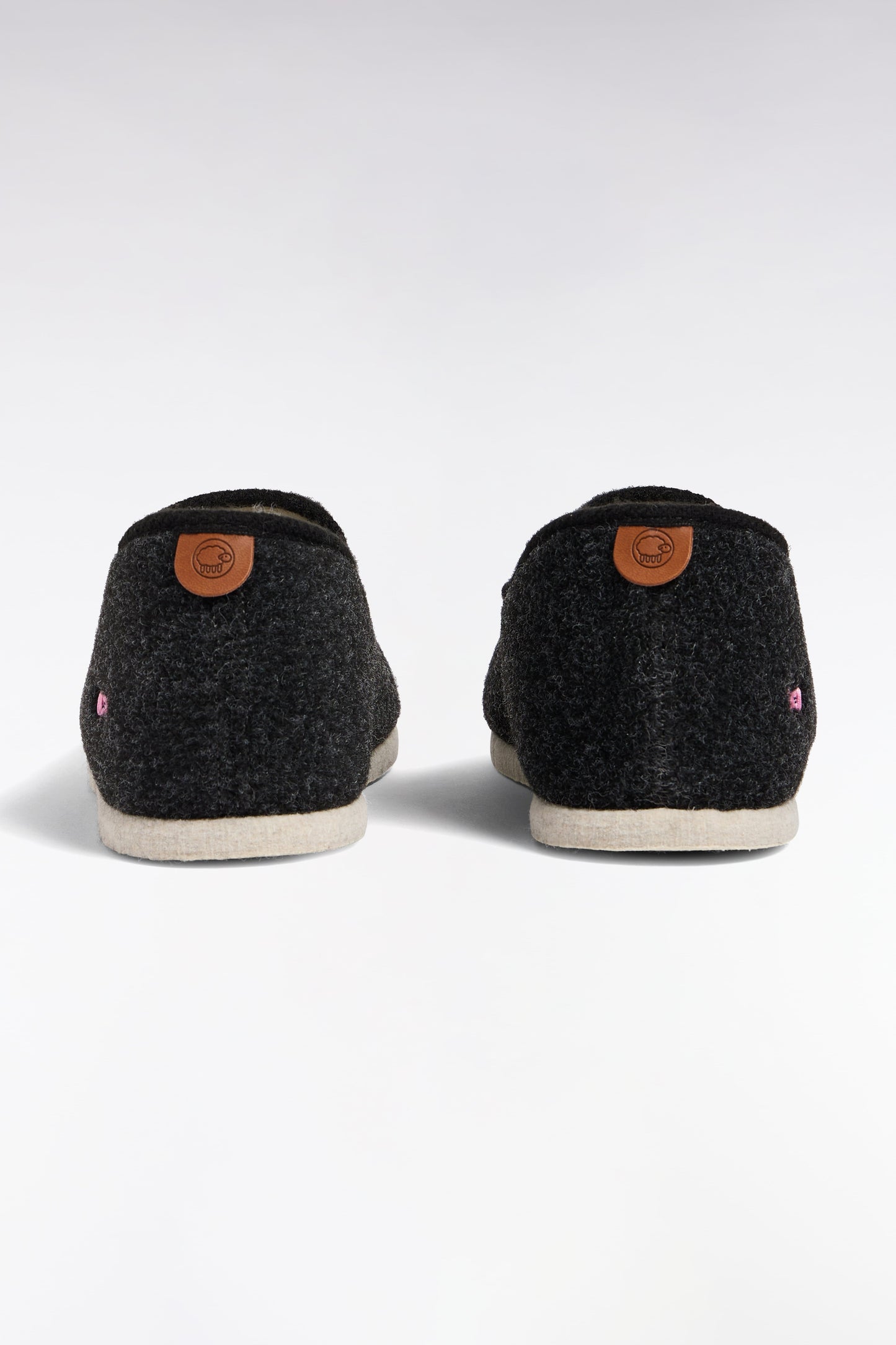 Chaussons en feutre et laine de mouton gris