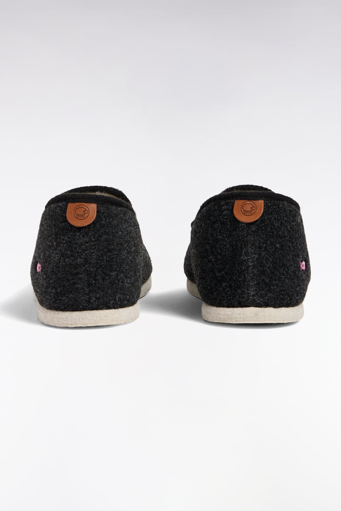 Chaussons en feutre et laine de mouton gris