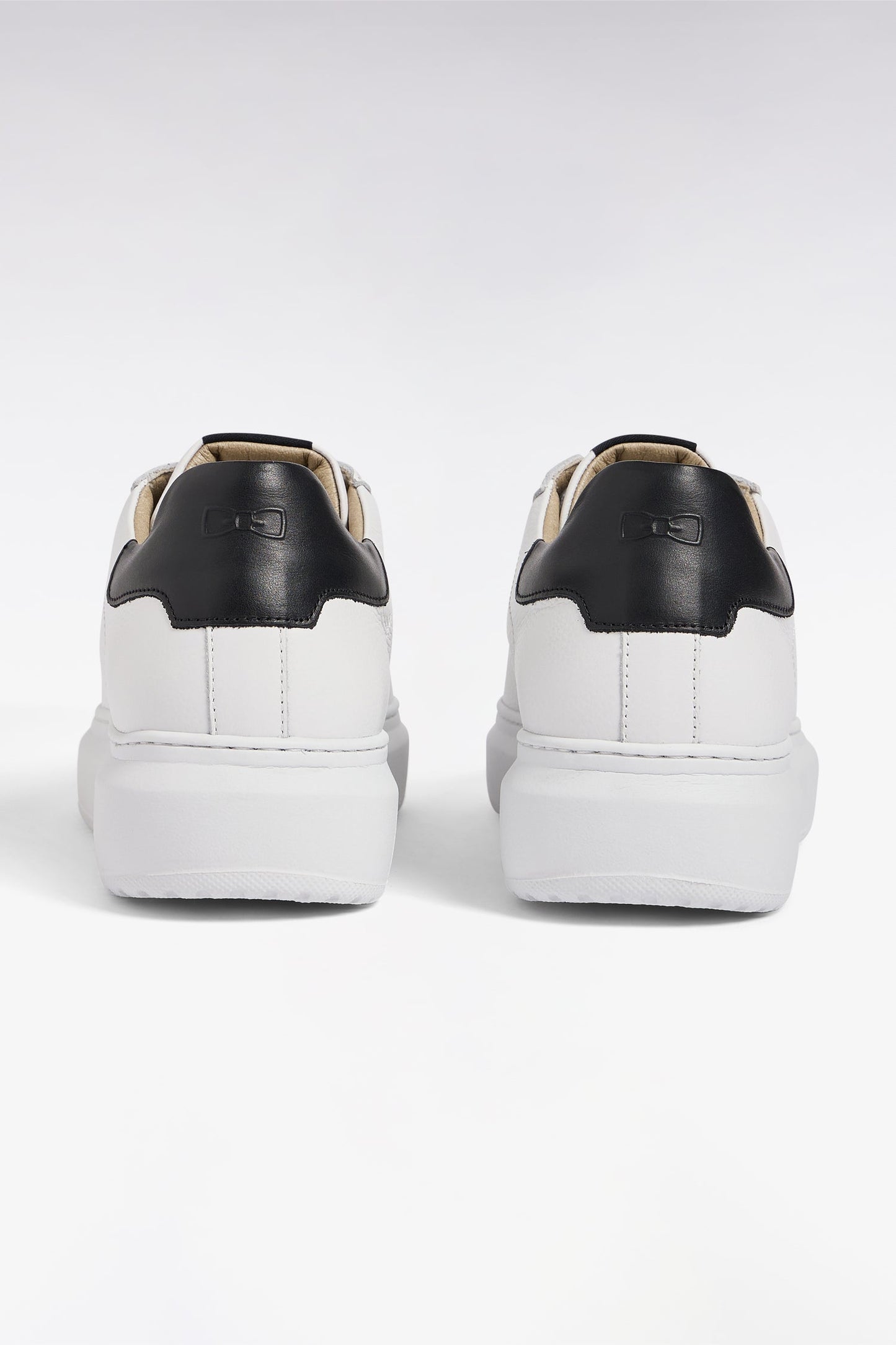 Baskets basses en cuir grainé blanches et marine