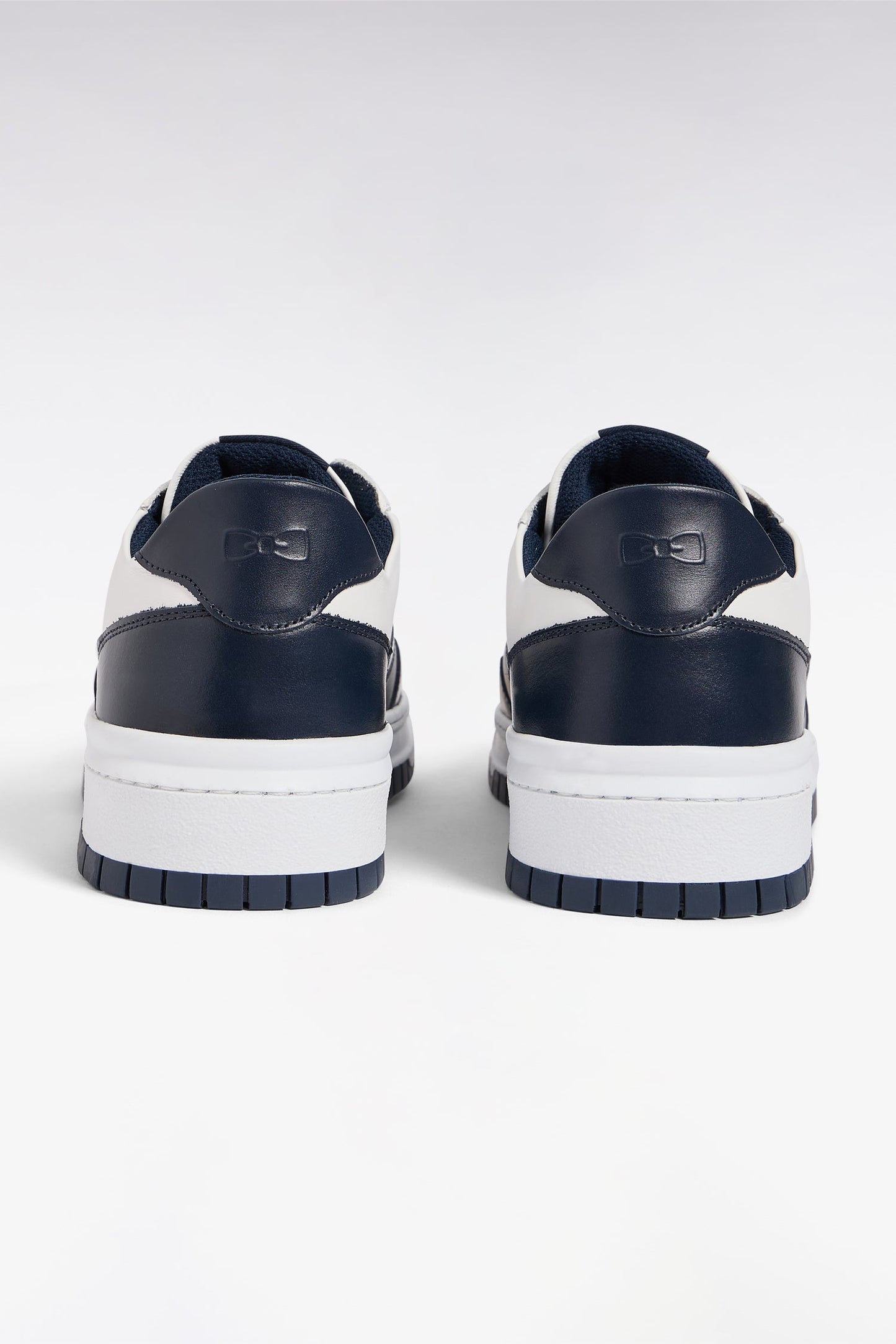 Sneakers en cuir bicolores marine et blanches