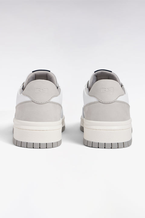 Sneakers bimatières en cuir et daim grises et blanches - Image 3