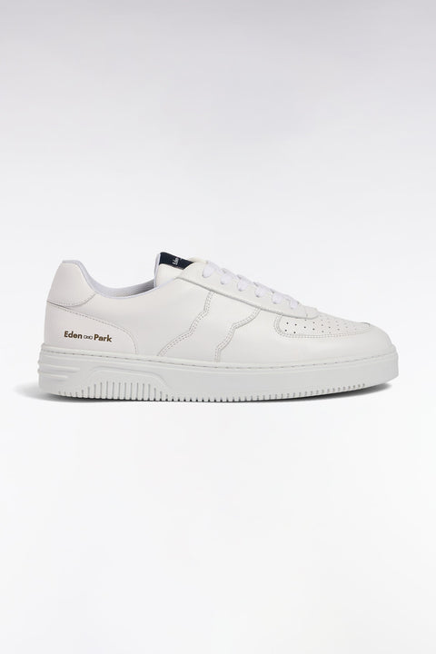Sneakers en cuir blanches languette marine siglée - Image 1