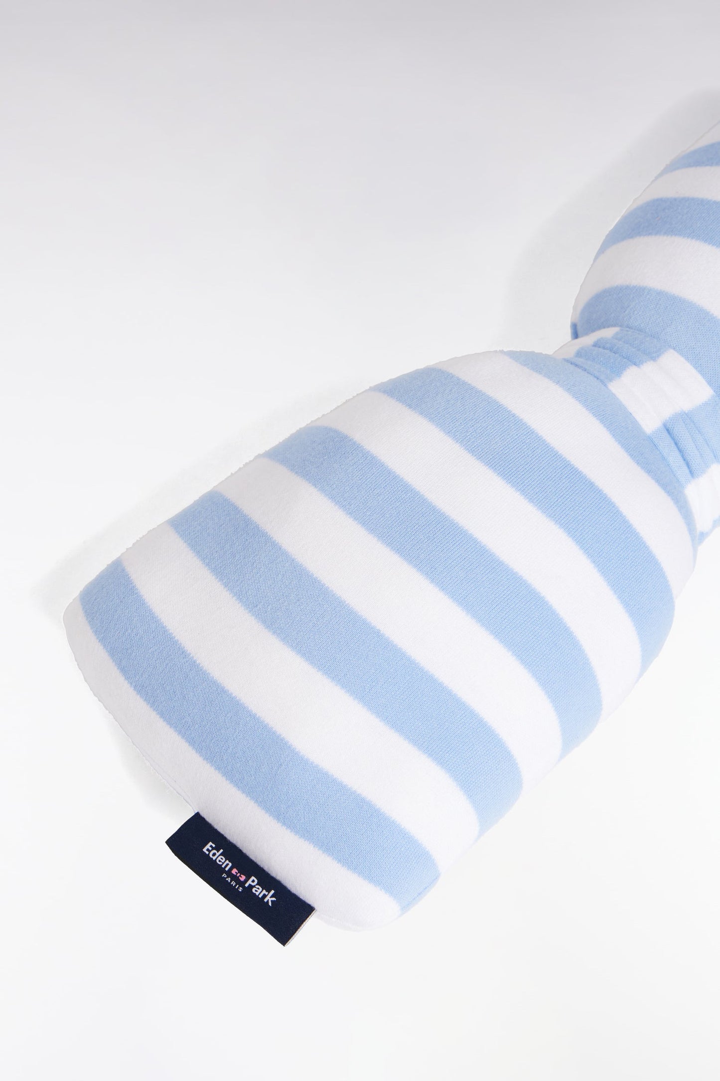 Coussin nœud papillon en coton rayé ciel et blanc