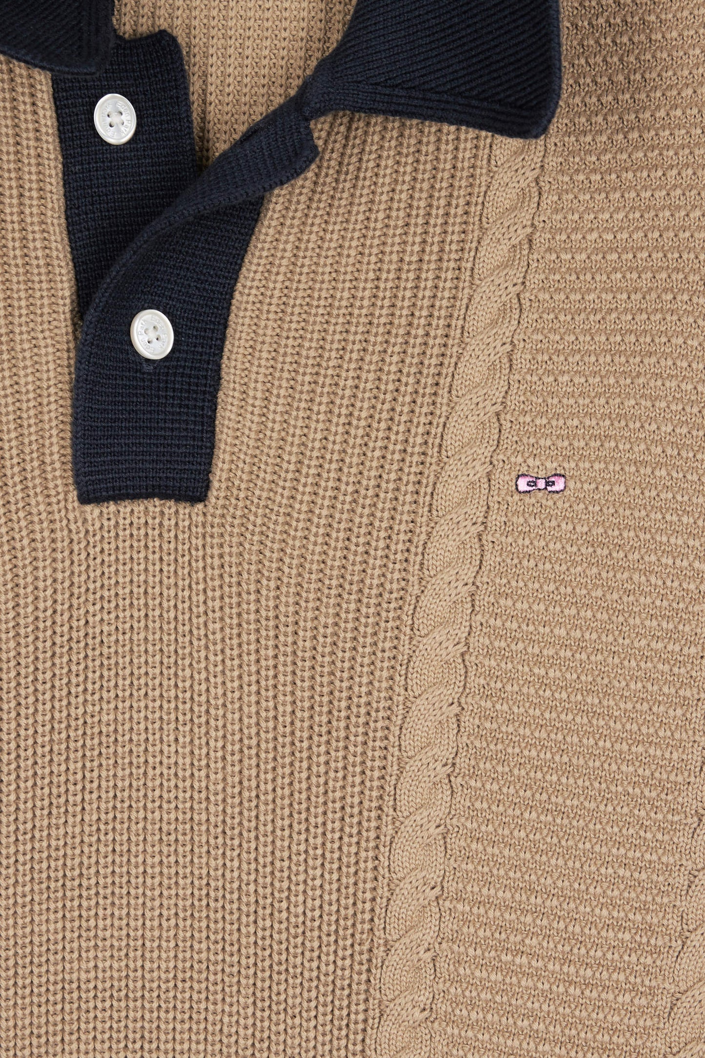 Pull à col polo bleu en coton beige