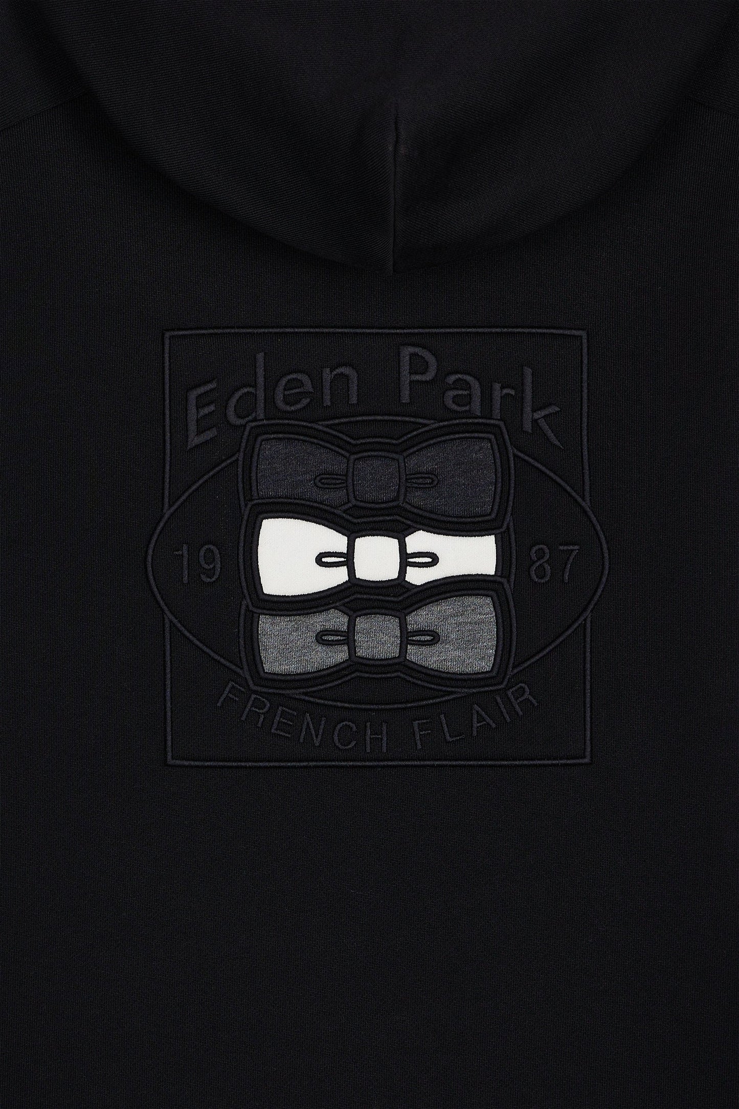 Sweatshirt à capuche noir découpes manches contrastées