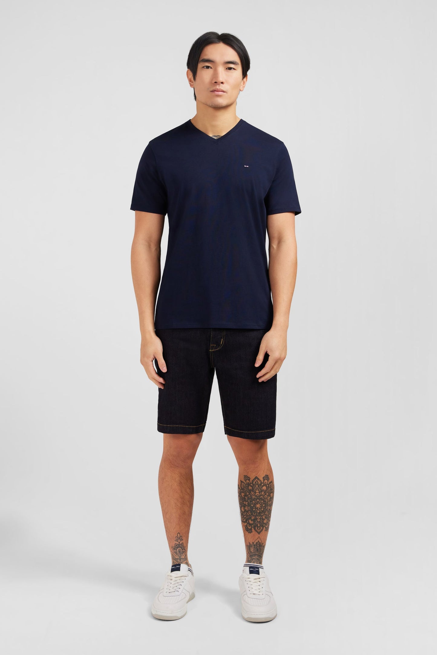 T-shirt bleu marine col V à manches courtes