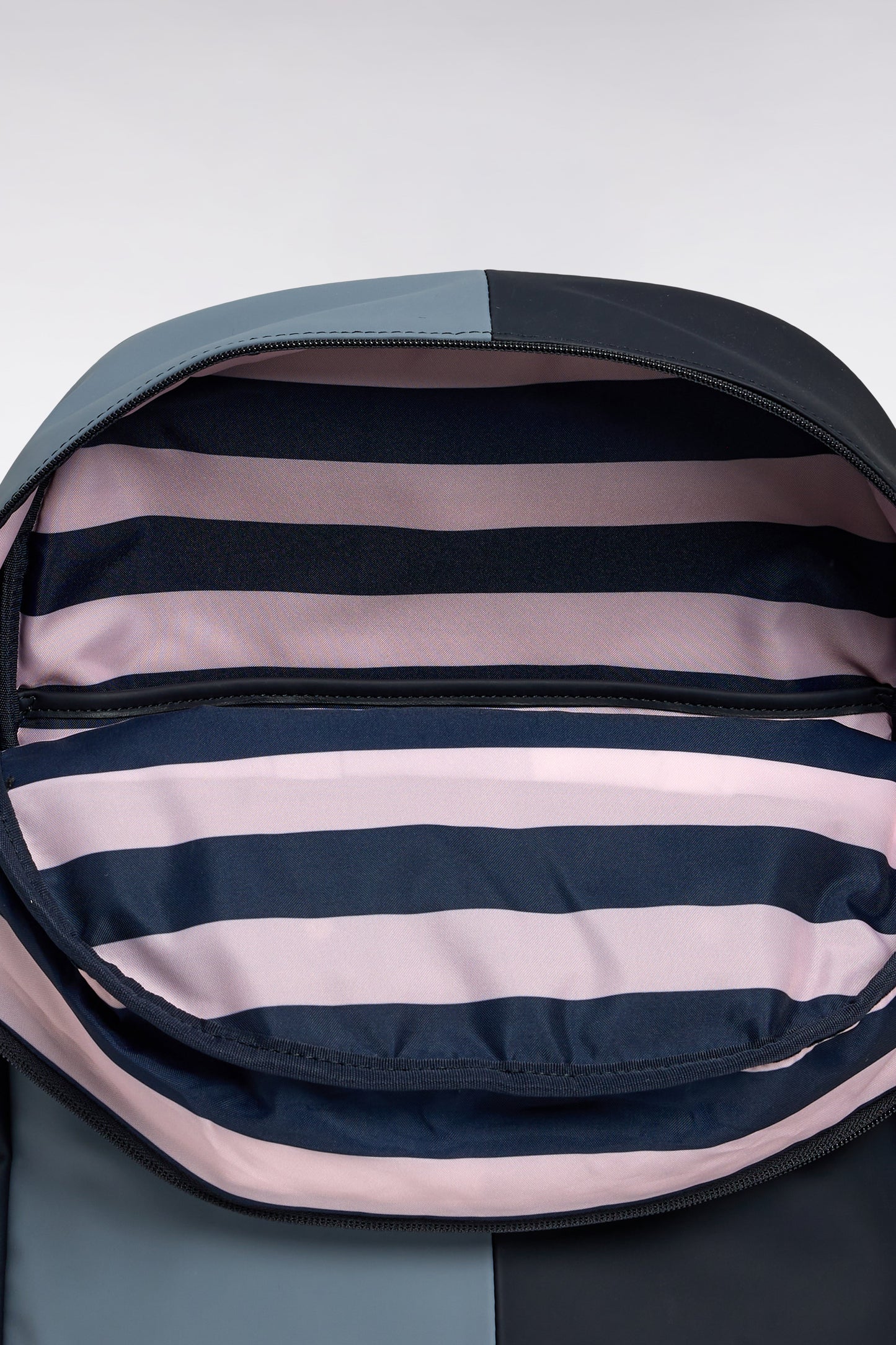 Sac à dos coupé-cousu en gomme marine et gris