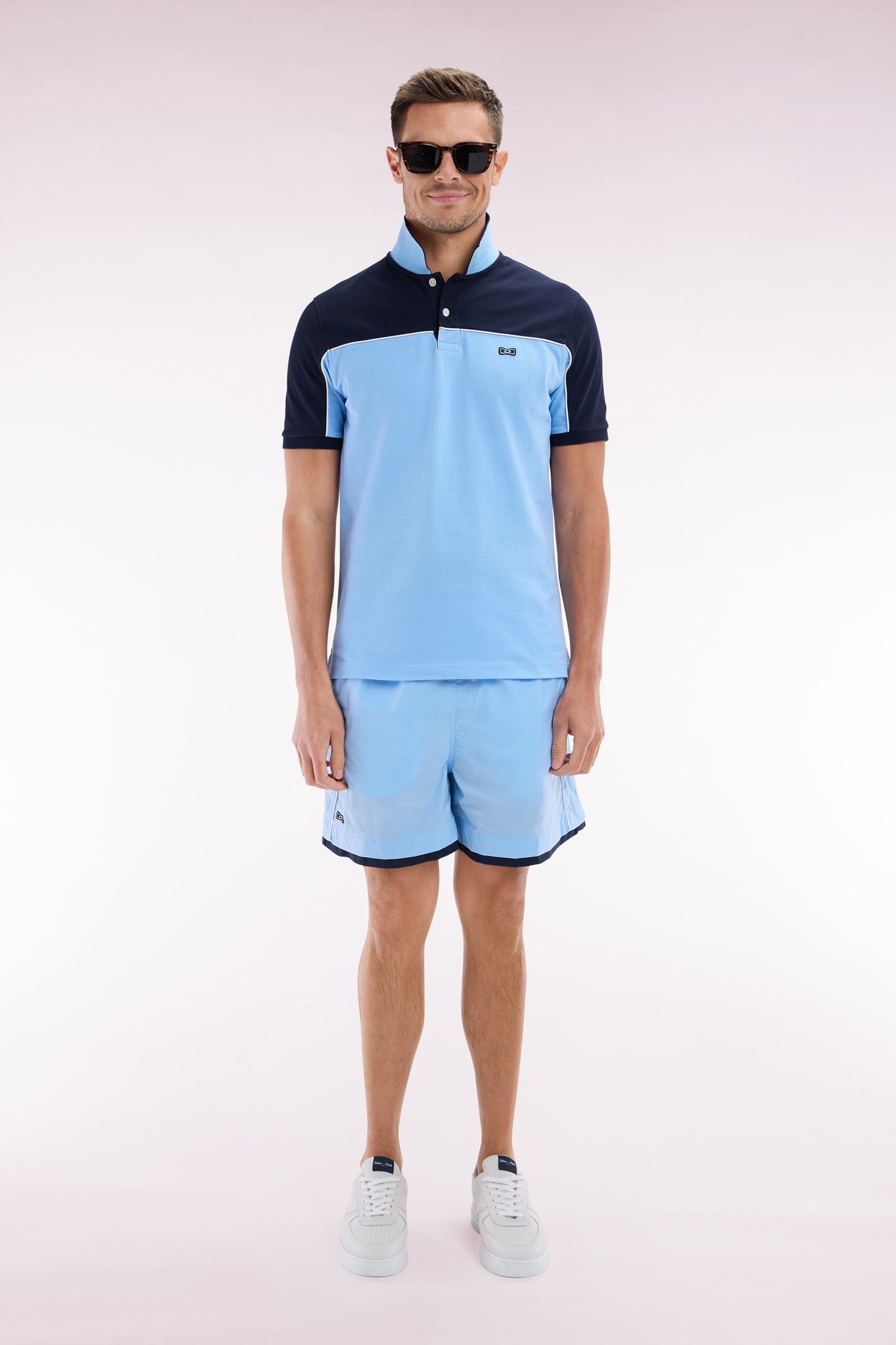 Maillot de bain ciel à passepoil blanc