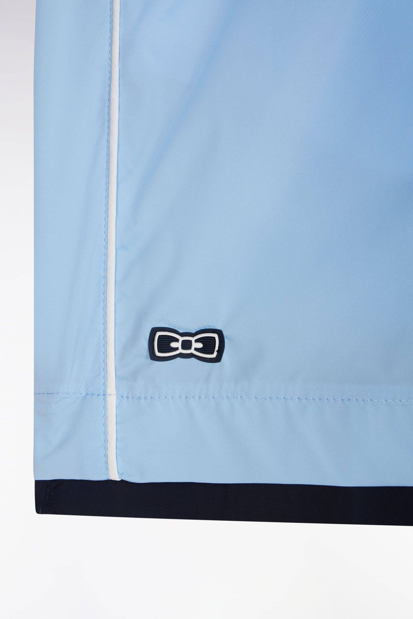 Maillot de bain ciel à passepoil blanc