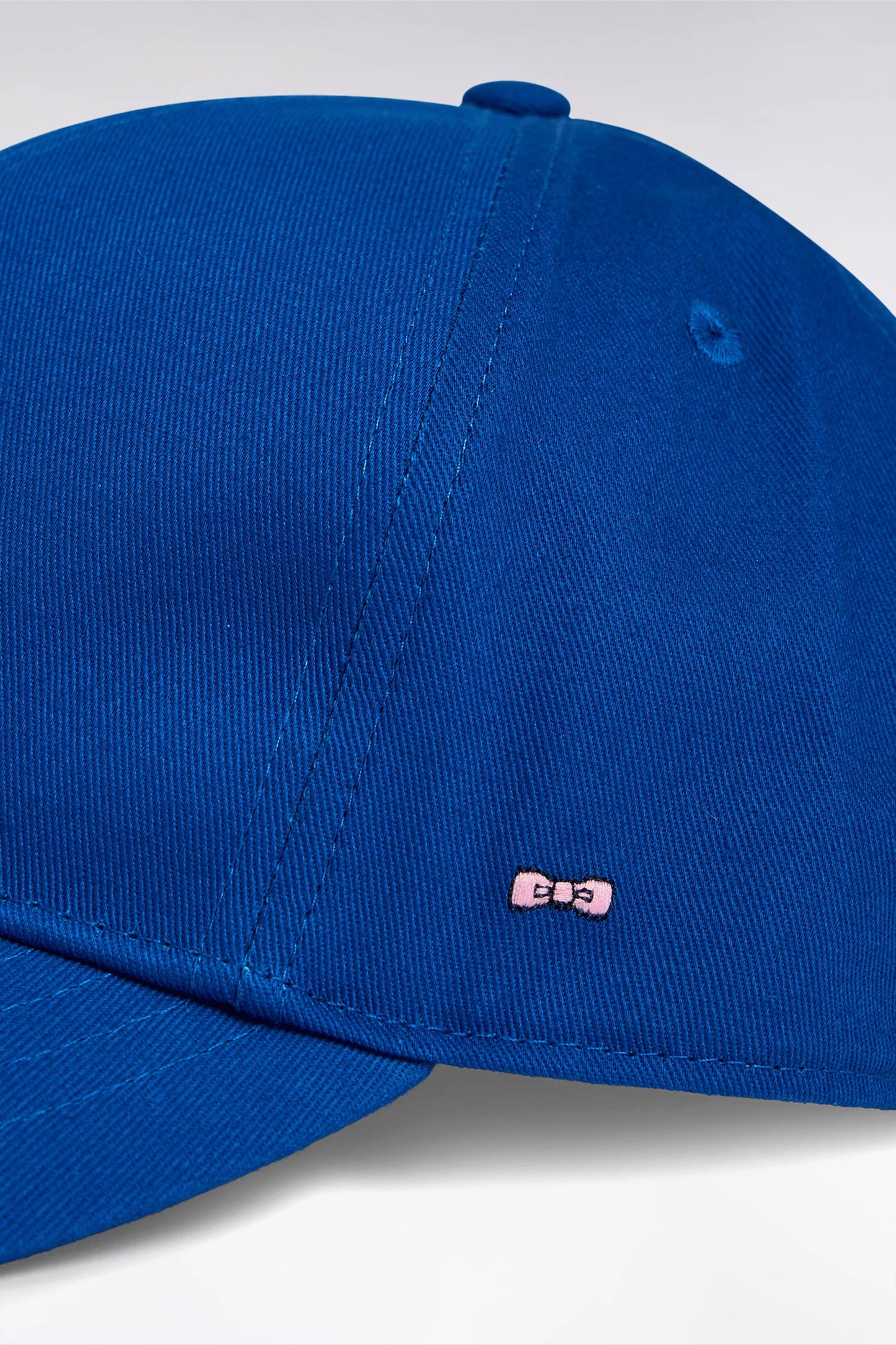 Casquette unie en twill de coton marine broderie nœud papillon