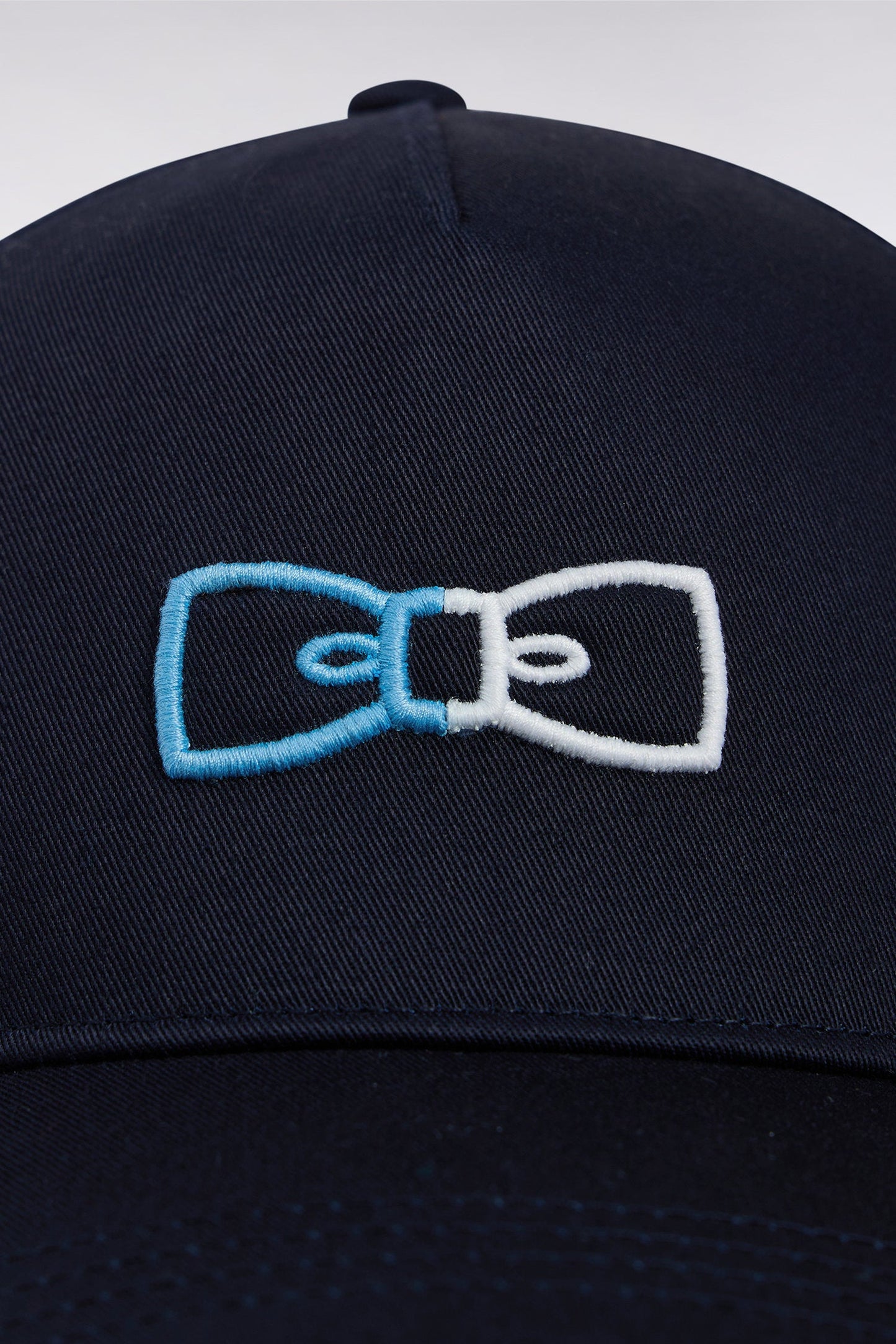 Casquette unie en twill de coton marine broderies bicolores