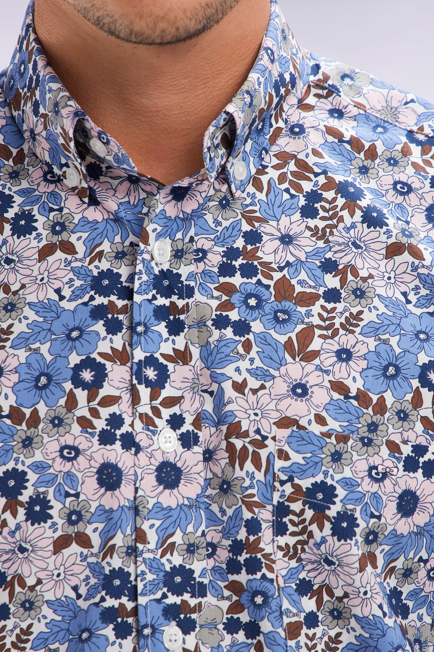 Chemise à manches courtes en popeline de coton bleue imprimé floral coupe droite