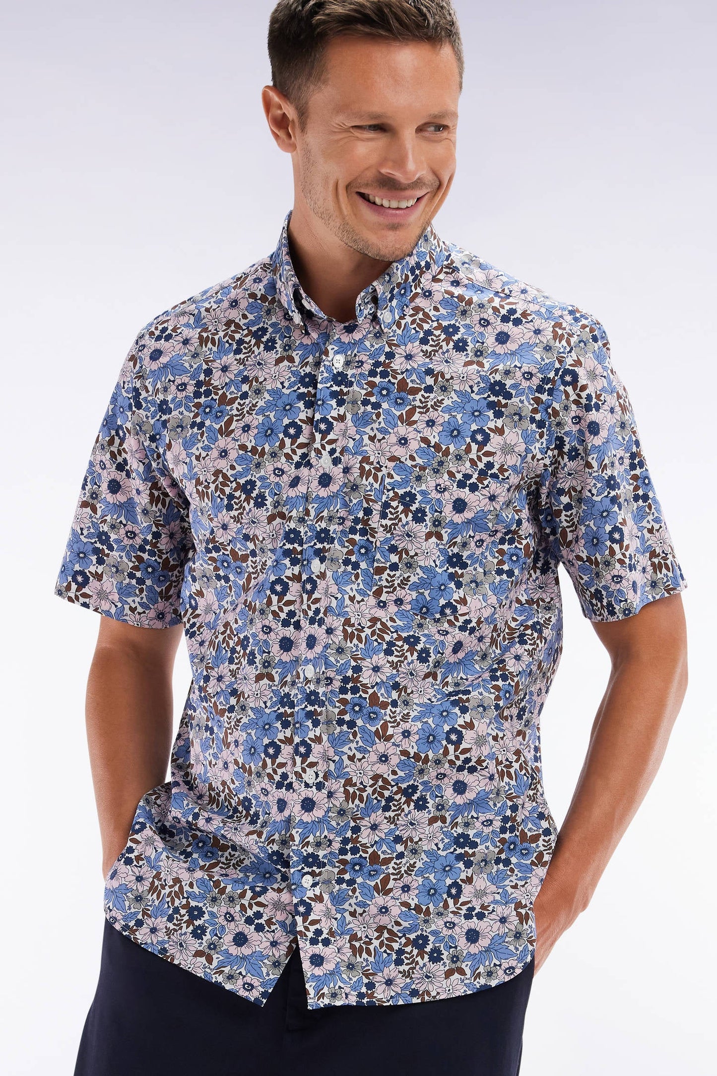 Chemise à manches courtes en popeline de coton bleue imprimé floral coupe droite