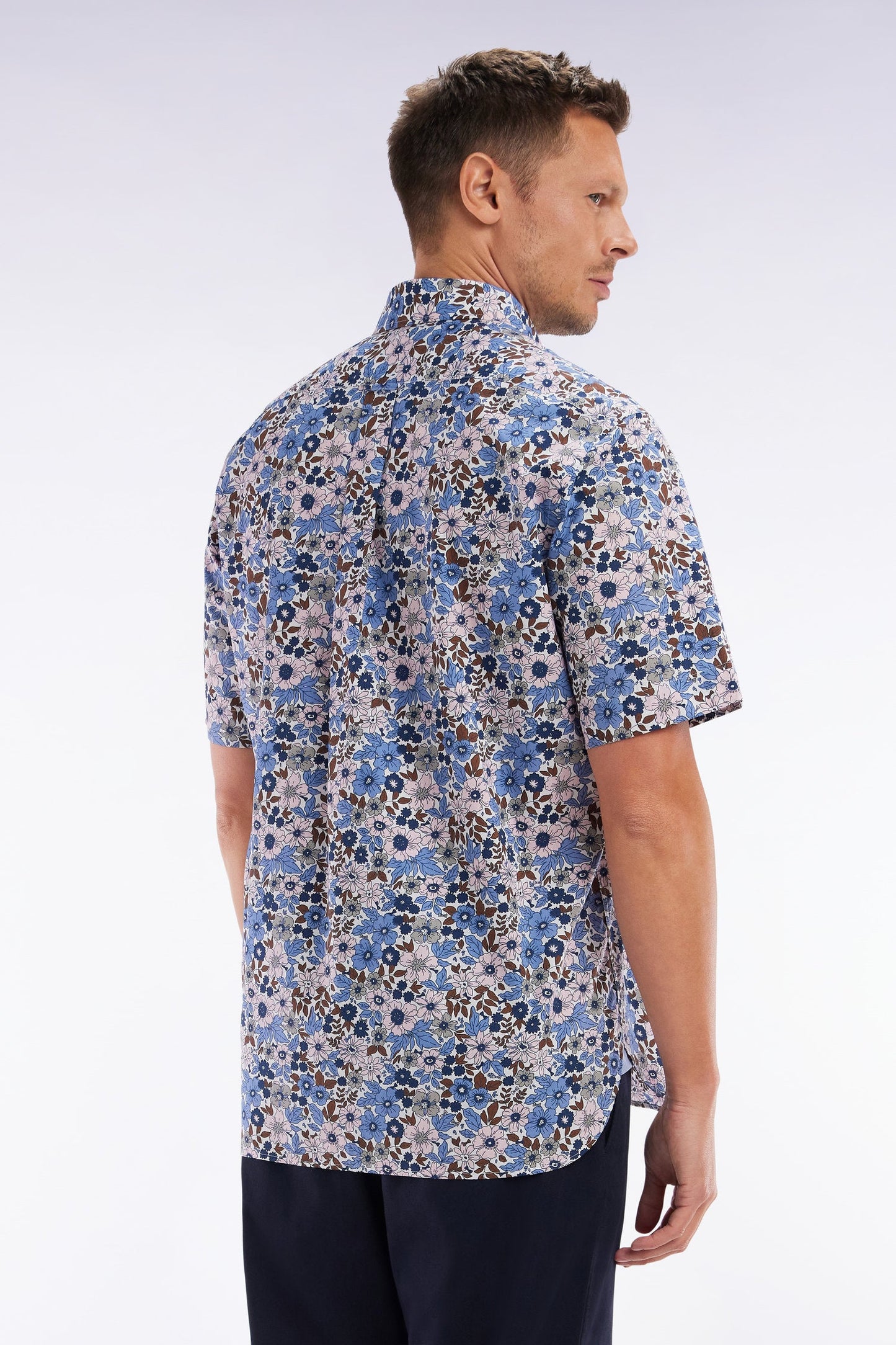 Chemise à manches courtes en popeline de coton bleue imprimé floral coupe droite