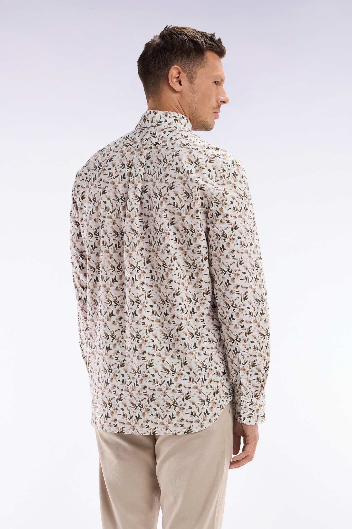 Chemise en popeline de coton beige microimprimé végétal coupe droite