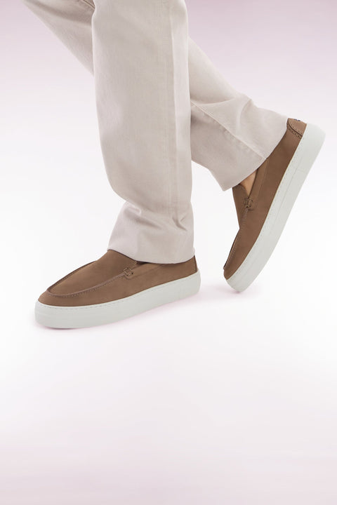 Mocassins à semelles sneakers en cuir suédé camel - Image 2