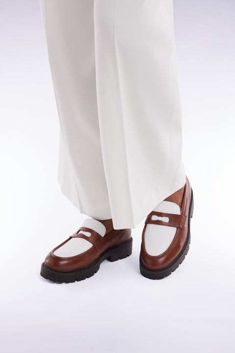 Mocassins bicolores en cuir marron et blancs - Image 2