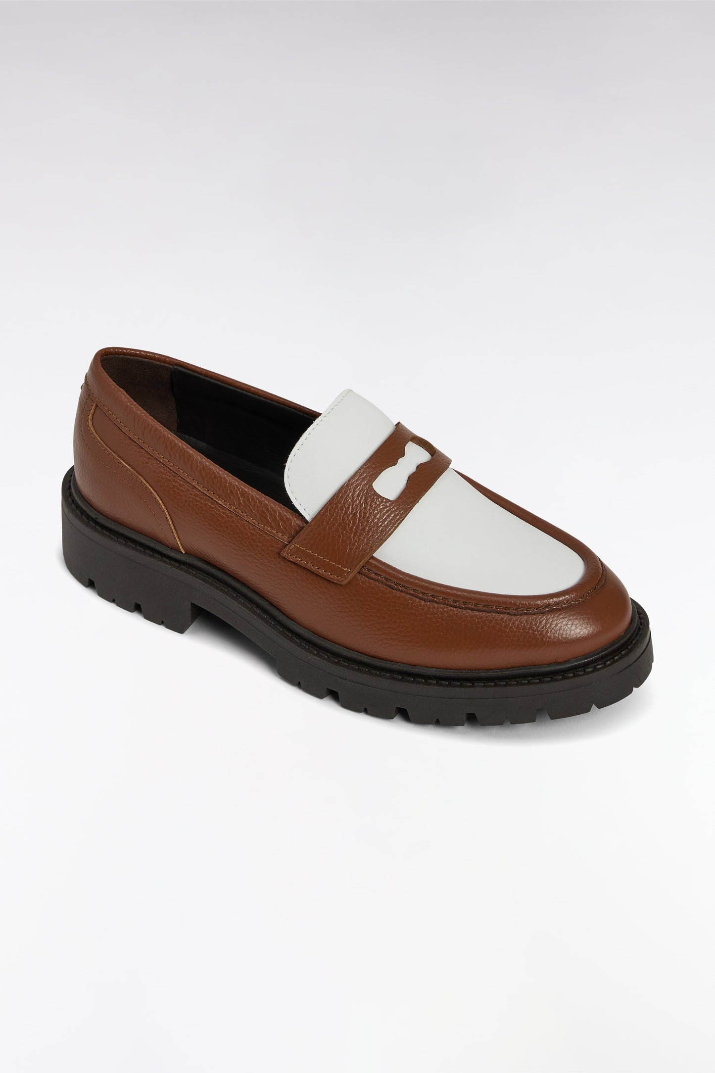 Mocassins bicolores en cuir marron et blancs