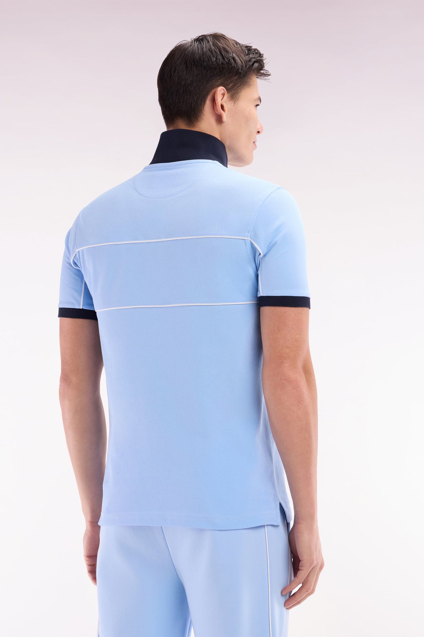 Polo à manches courtes en coton ciel découpes passepoilées coupe droite