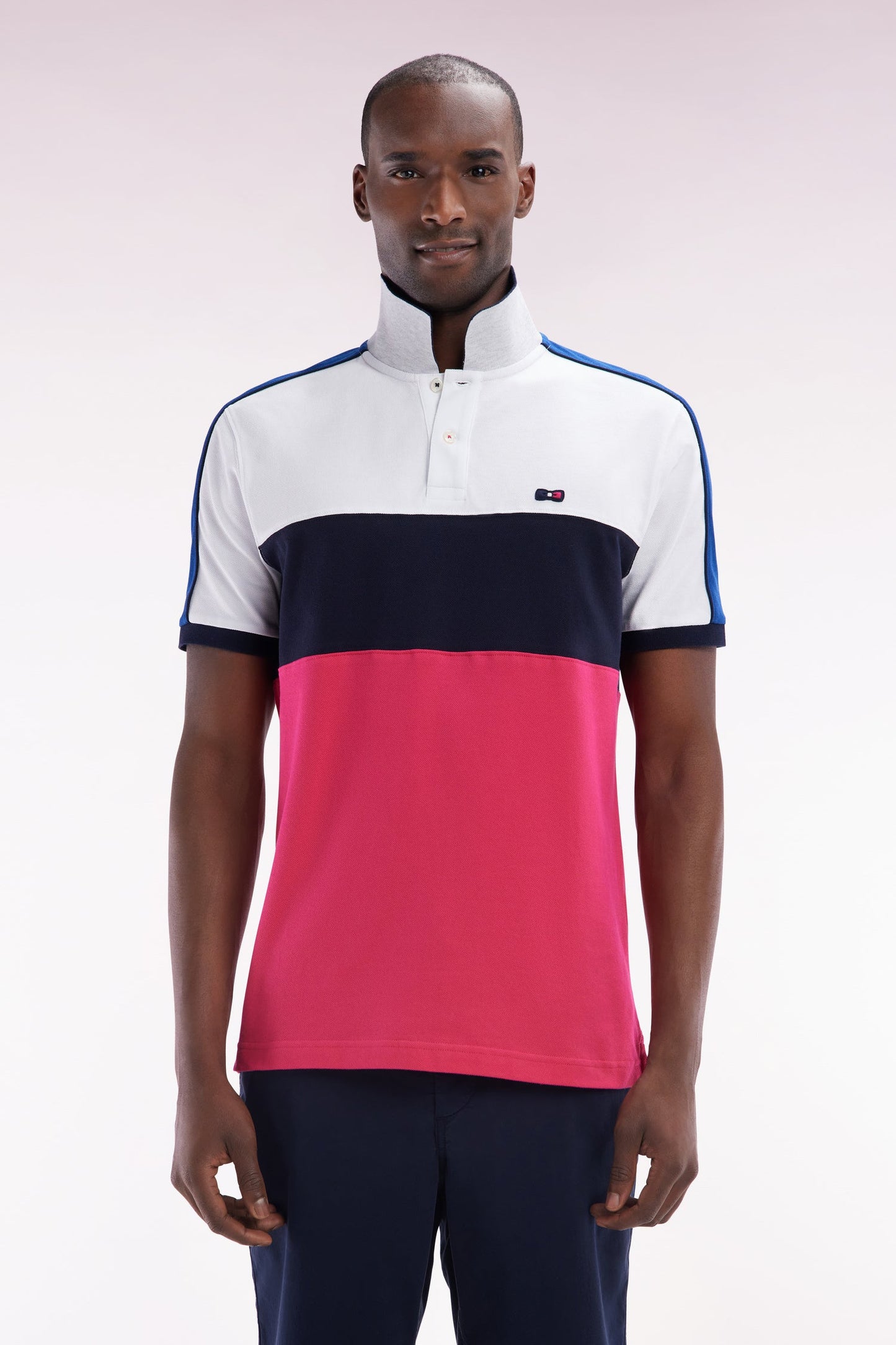 Polo à manches courtes en coton tricolore blanc marine et fuchsia coupe droite