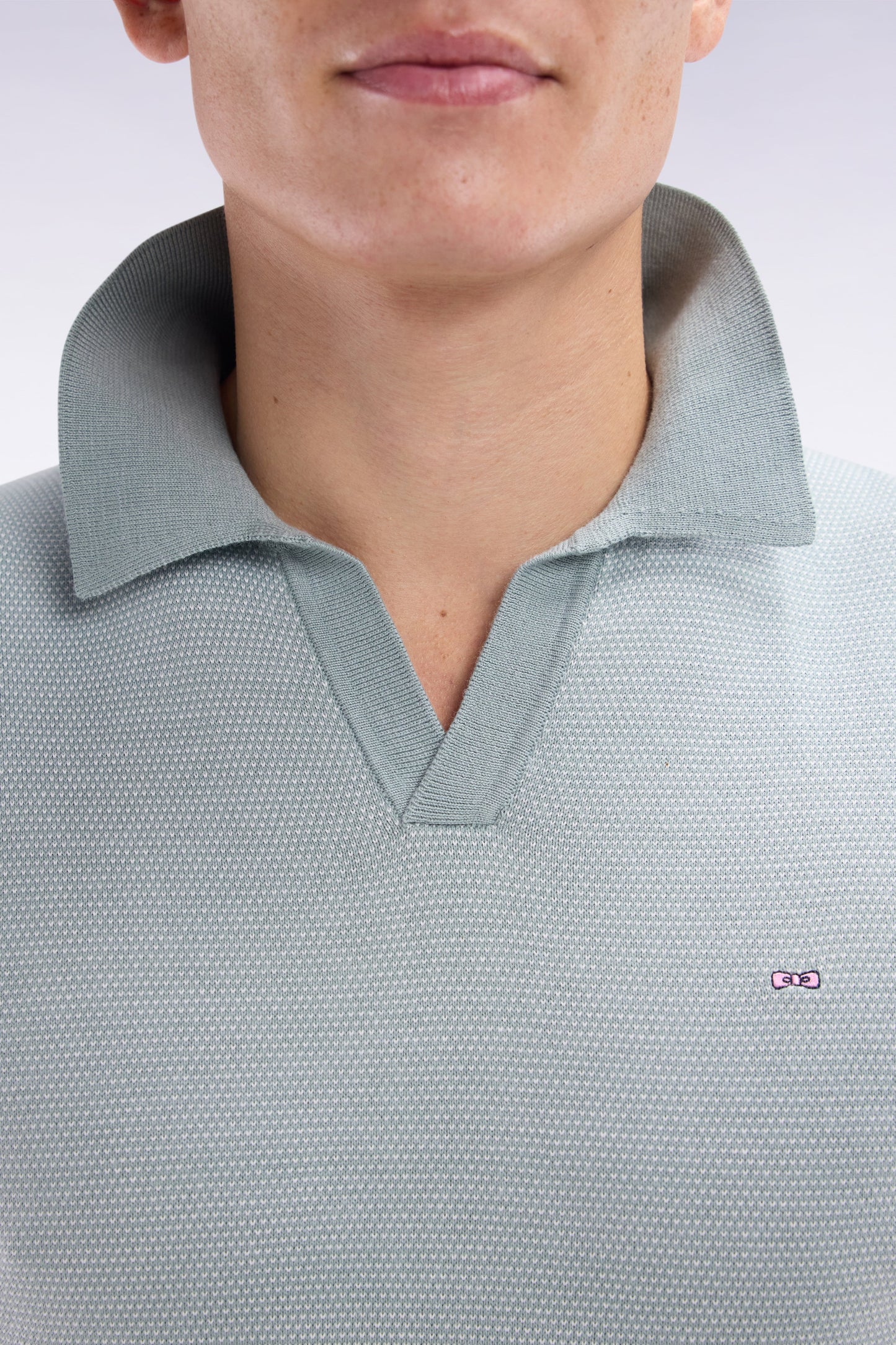 Pull col polo en coton gris clair coupe droite