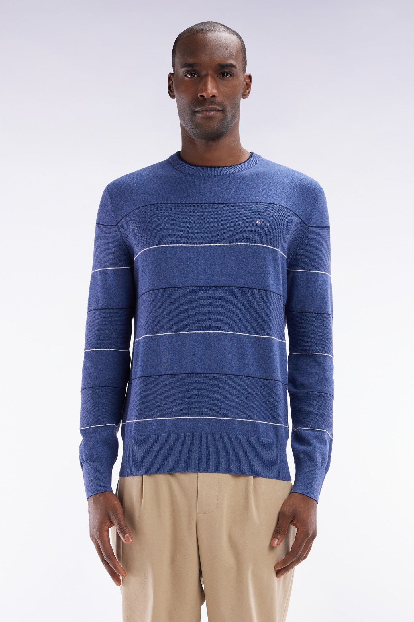 Pull col rond cerclé en coton bleu
