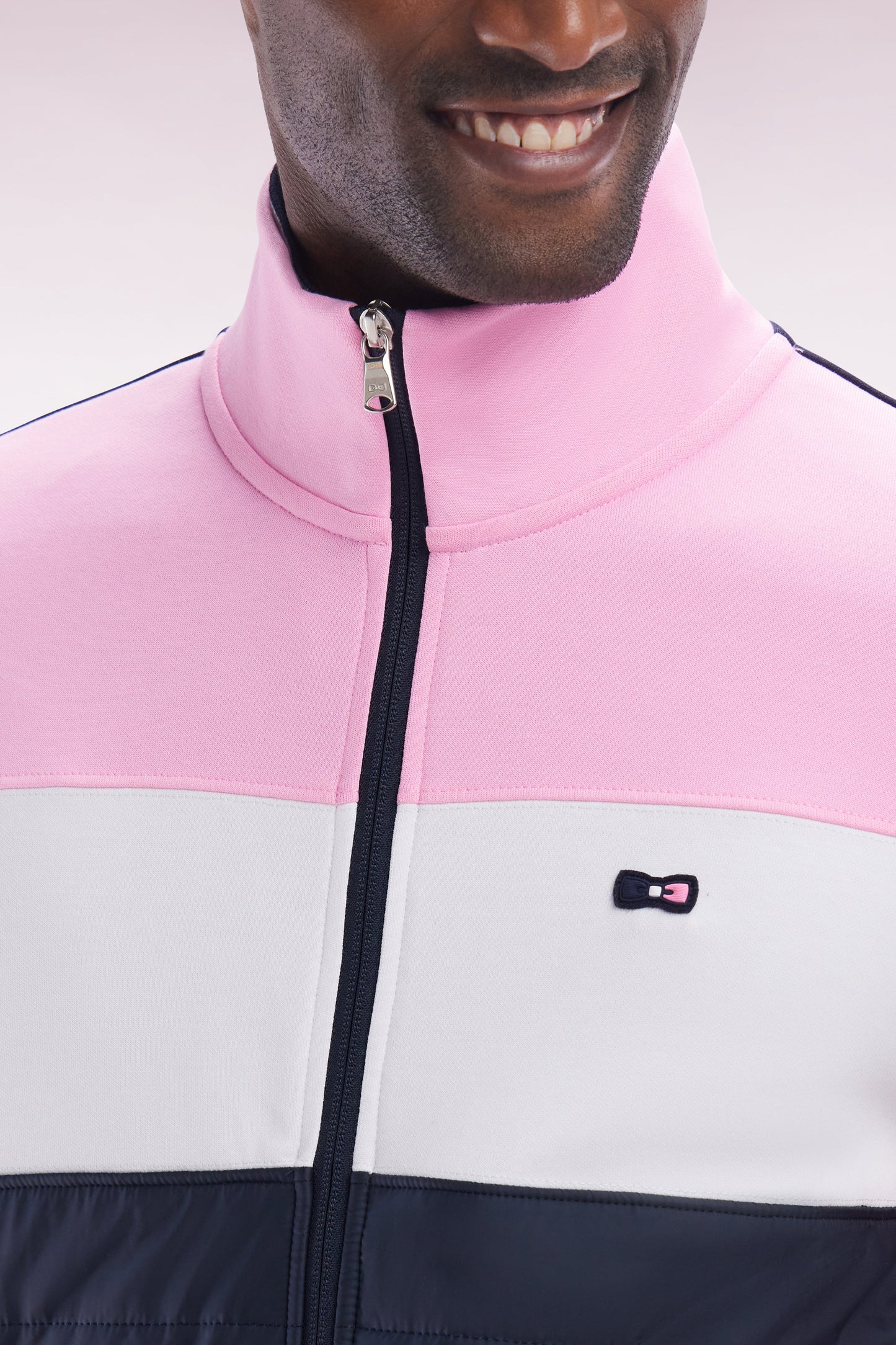 Sweatshirt zippé bimatière en molleton coton stretch rose parmenture matelassée coupe droite