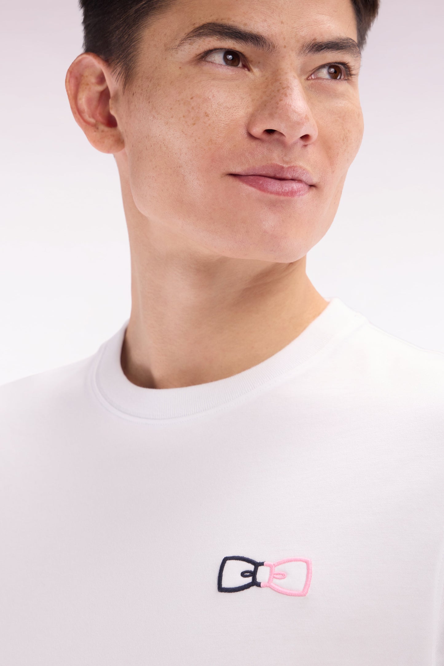 T-shirt en coton blanc à broderies bicolores coupe décontractée
