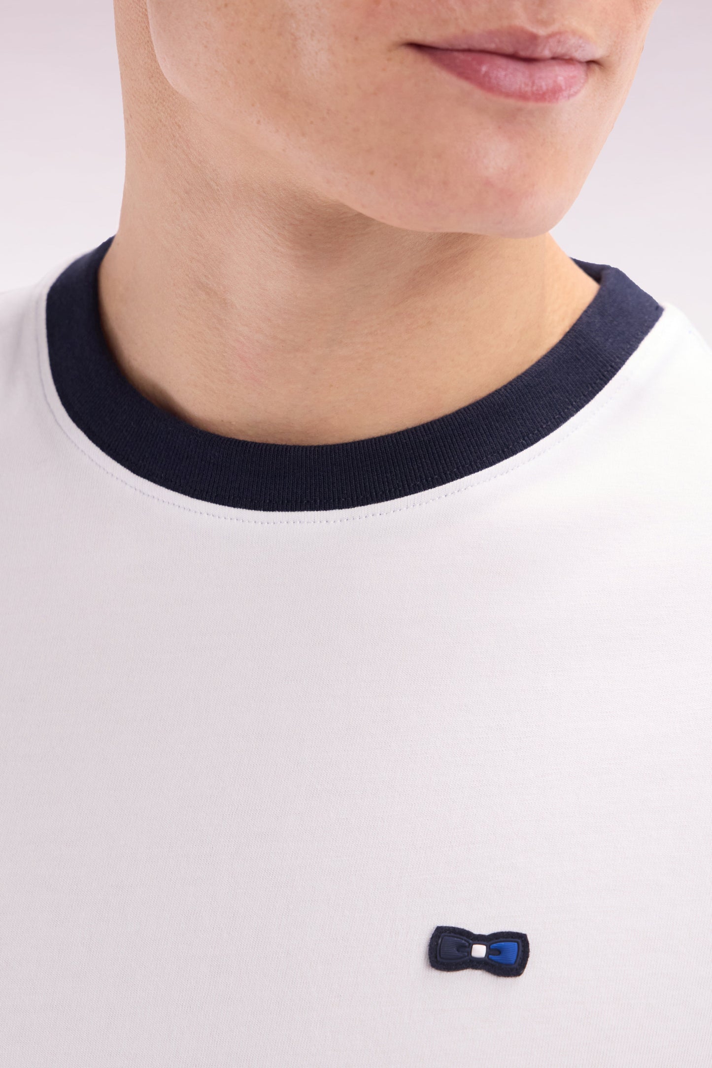 T-shirt en coton blanc broderie dos coupe droite