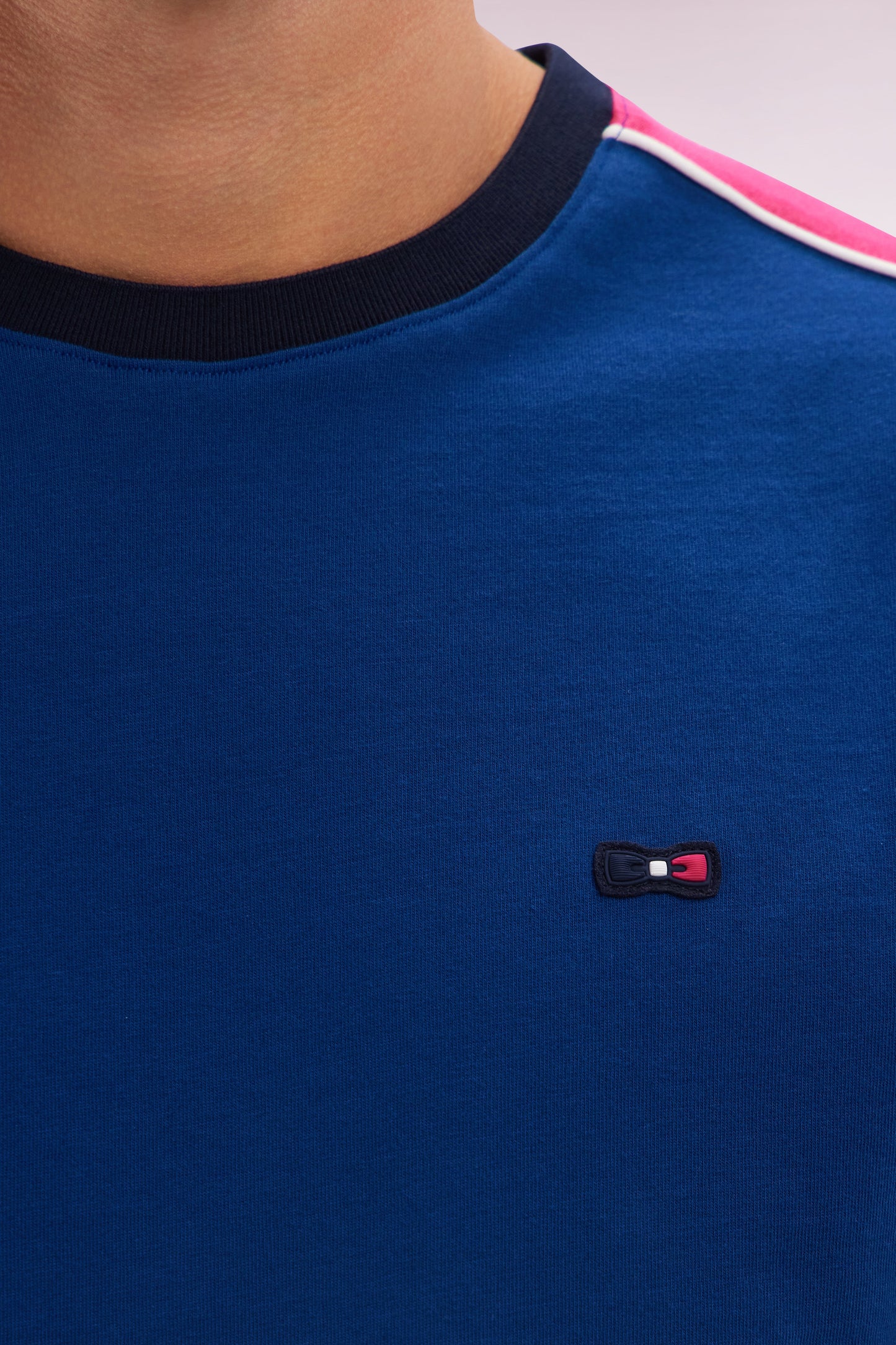 T-shirt en coton bleu foncé broderie dos et découpes coupe droite