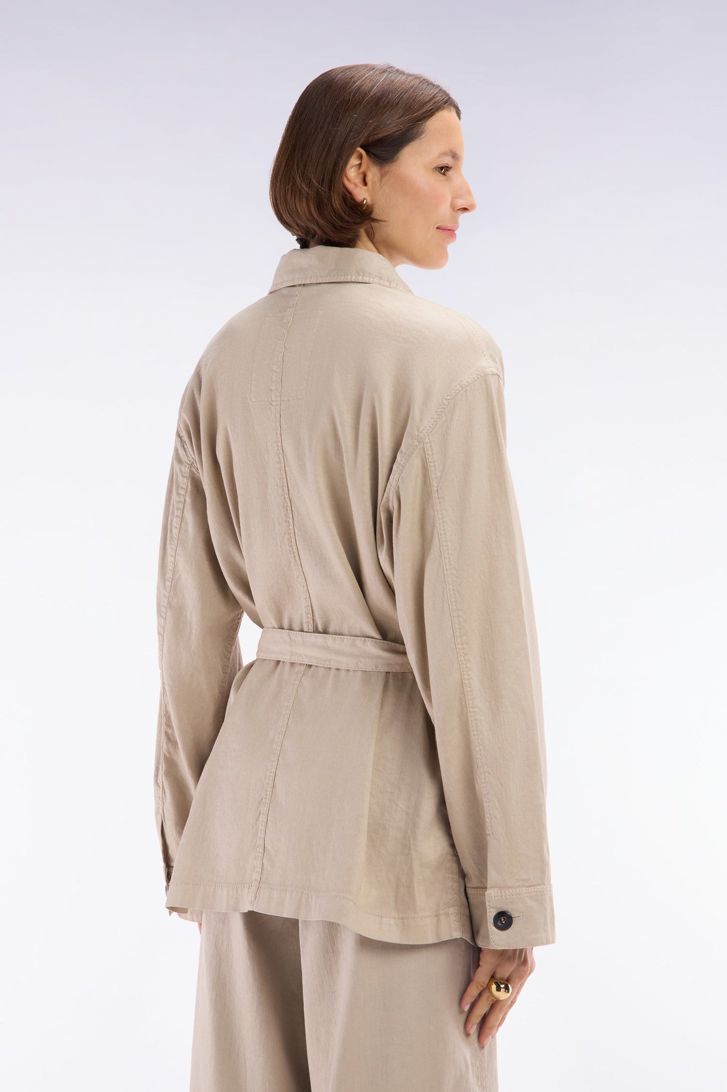 Surchemise ceinturée en lin et coton stretch beige coupe oversized