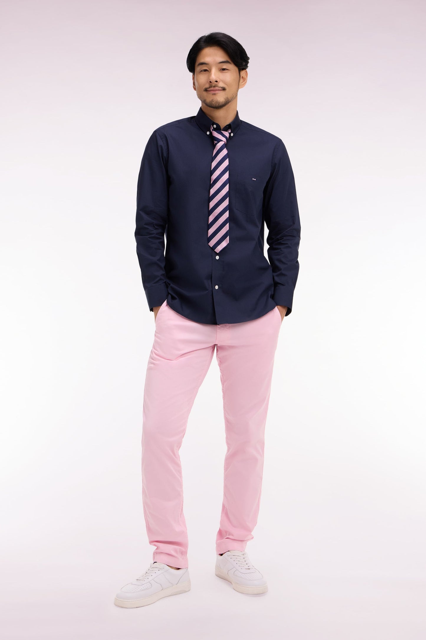 Pantalon chino regular en coton stretch rose