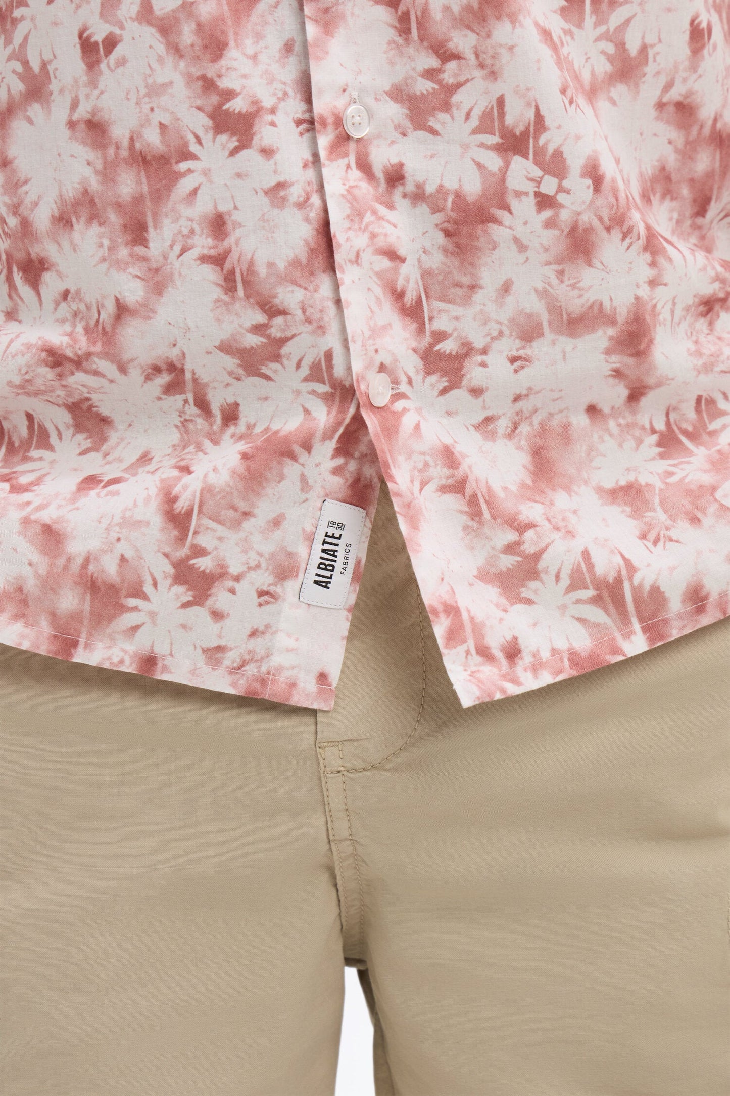 Chemise à manches courtes en popeline de coton à motif floral bordeaux coupe slim