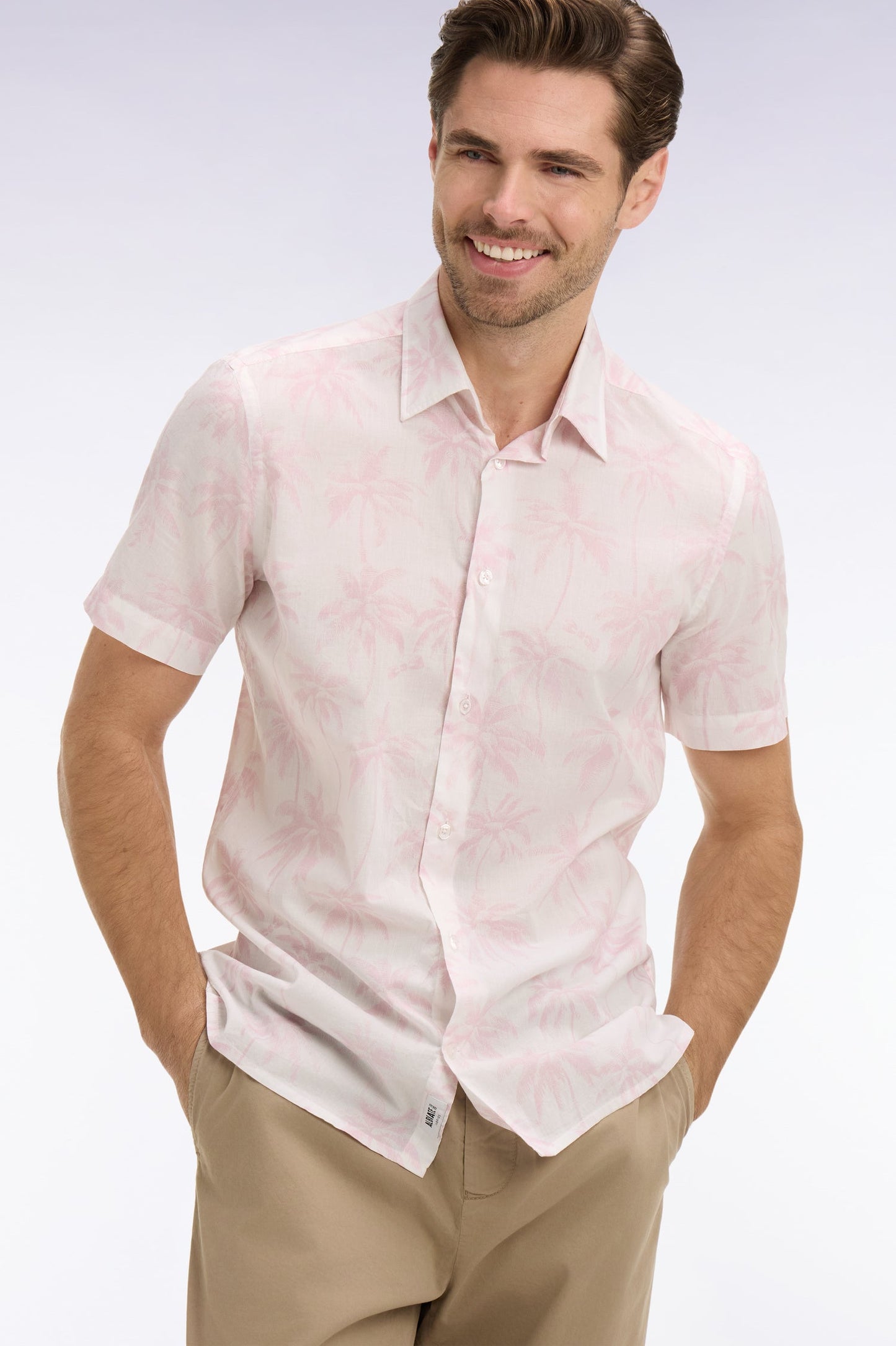 Chemise à manches courtes en coton rose imprimé palmiers coupe slim