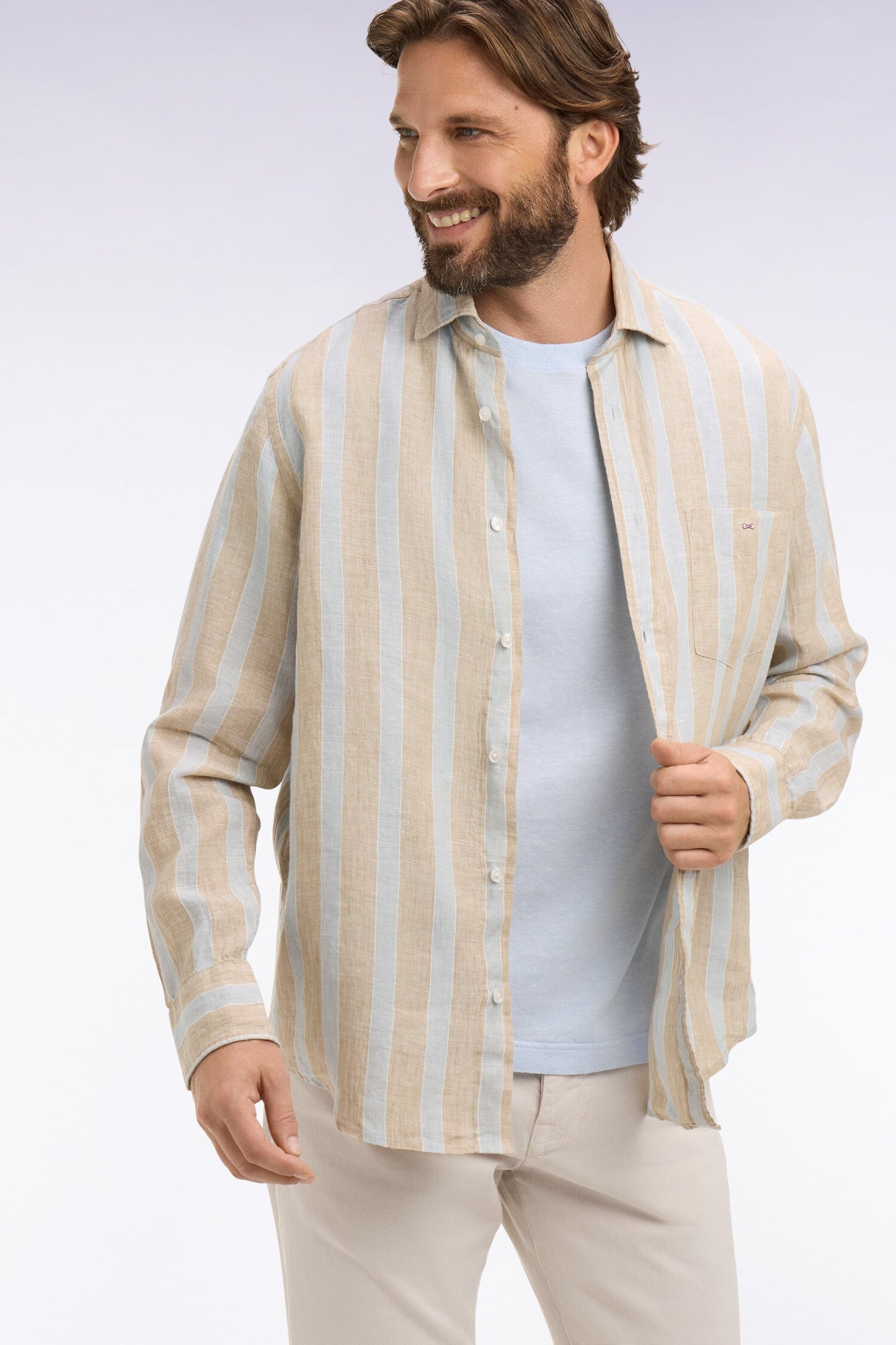 Chemise en lin gris clair à rayures bâtons