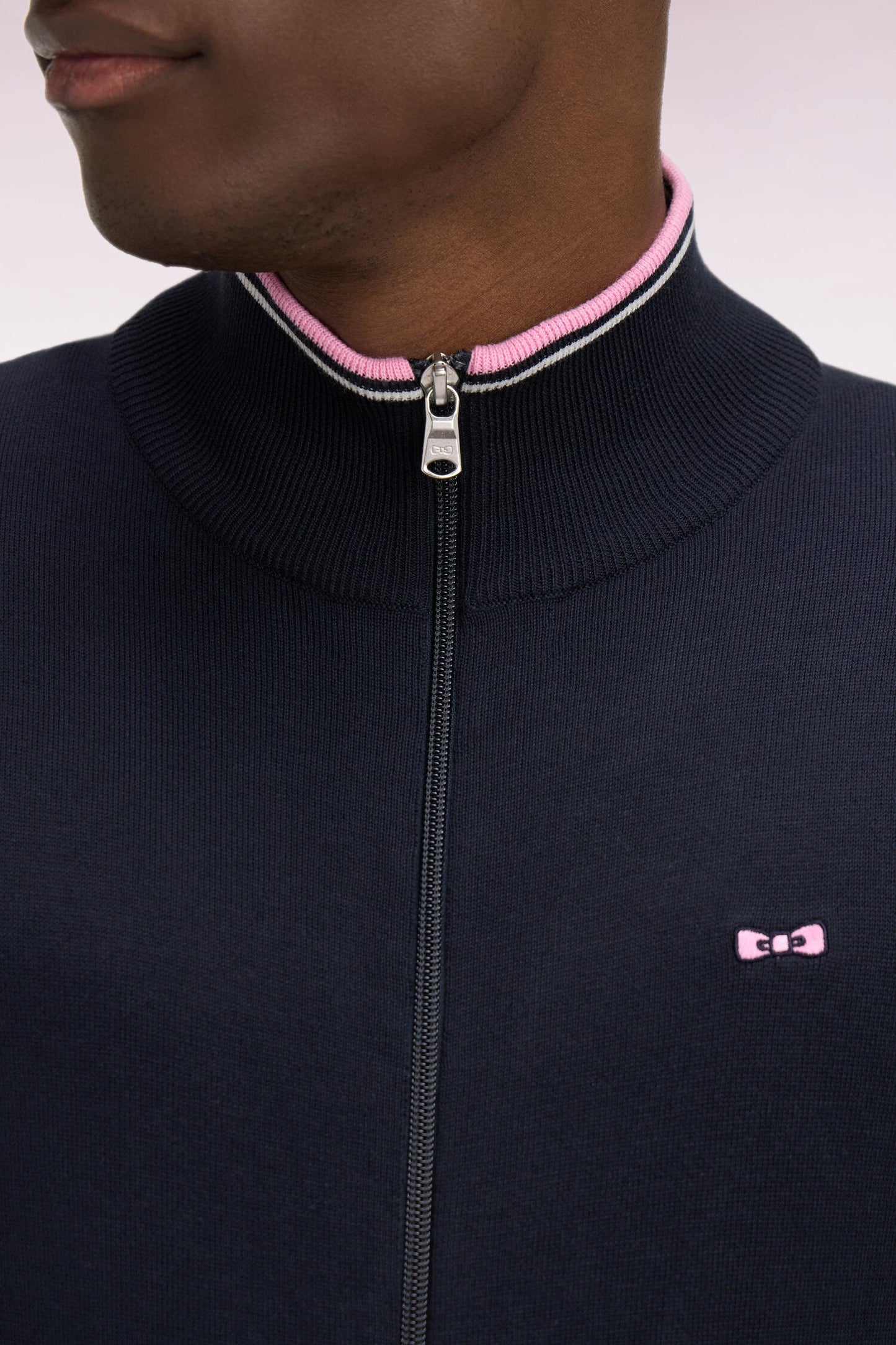 Cardigan zippé en coton marine à bords-côtes rayés