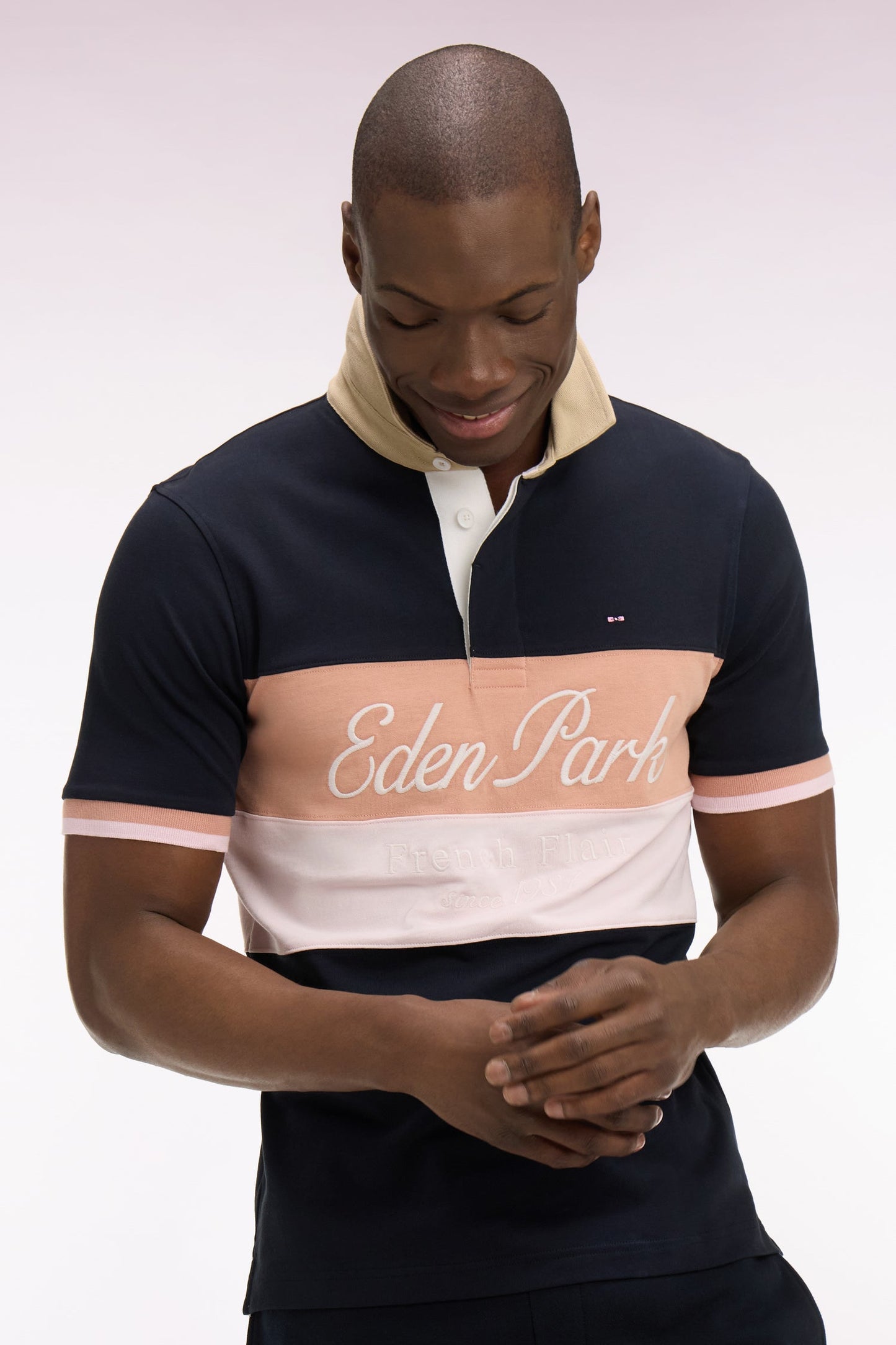Maillot à manches courtes marine à découpes pastel et broderie coupe regular
