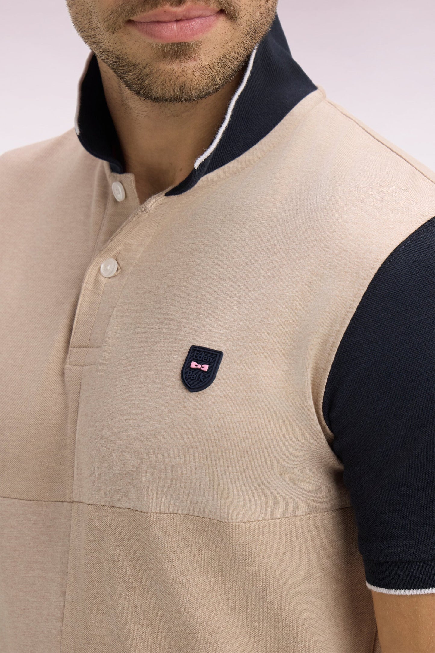 Polo manches courtes bicolore en coton beige à découpes coupe regular