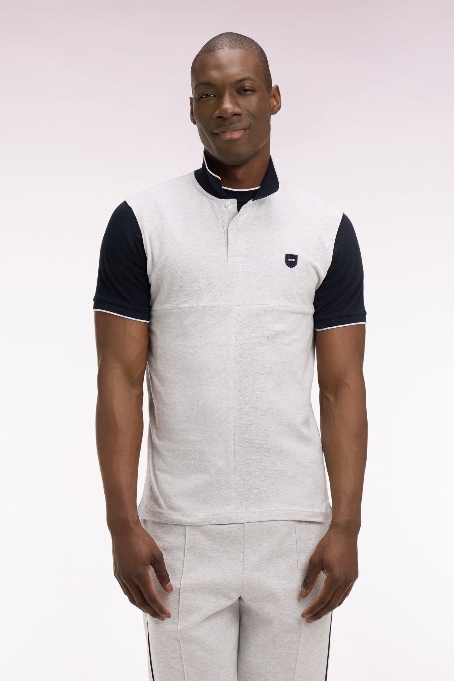 Polo manches courtes bicolore en coton gris clair à découpes coupe regular