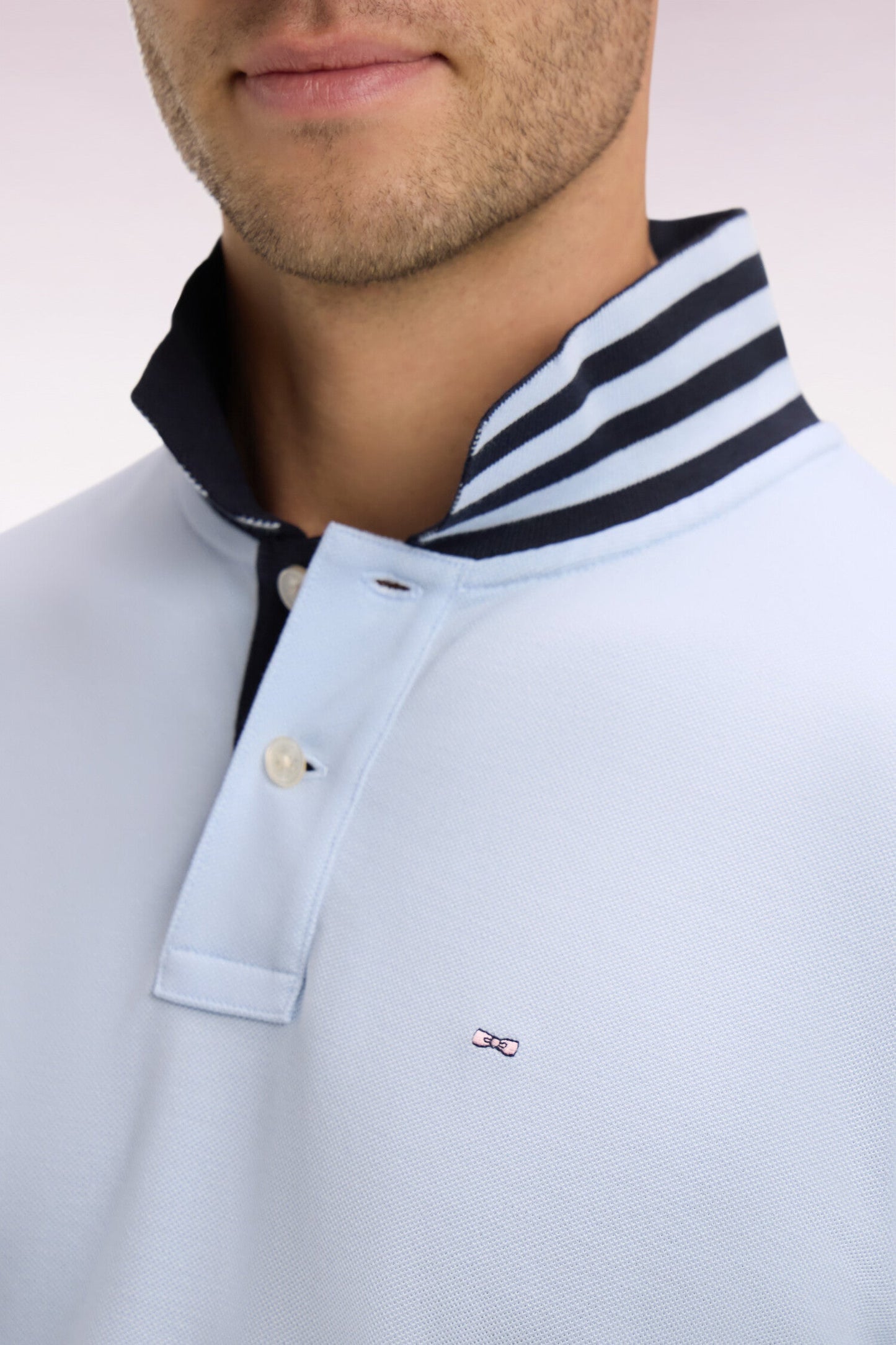 Polo manches courtes en piqué coton ciel dessous de col rayé coupe slim