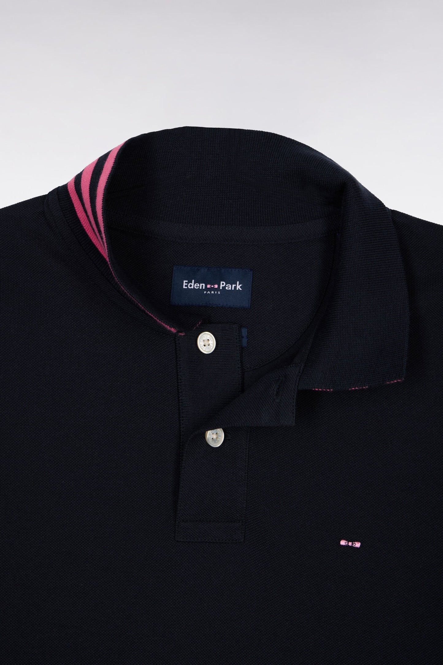 Polo manches courtes en piqué coton marine dessous de col rayé coupe slim